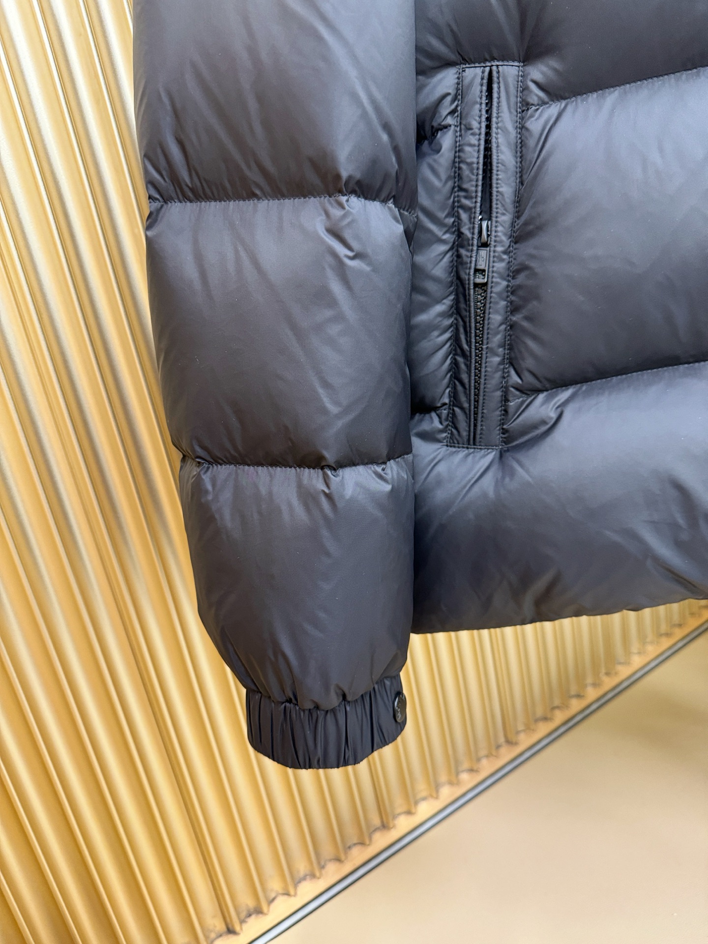 高版本Moncler蒙口 2025新款羽绒服秀场新品，品相非常完美，专柜高科技防水面料，内里90%白鹅绒