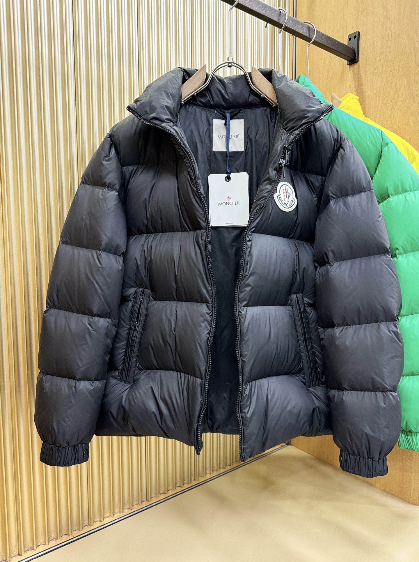 高版本Moncler蒙口 2025新款羽绒服秀场新品，品相非常完美，专柜高科技防水面料，内里90%白鹅绒