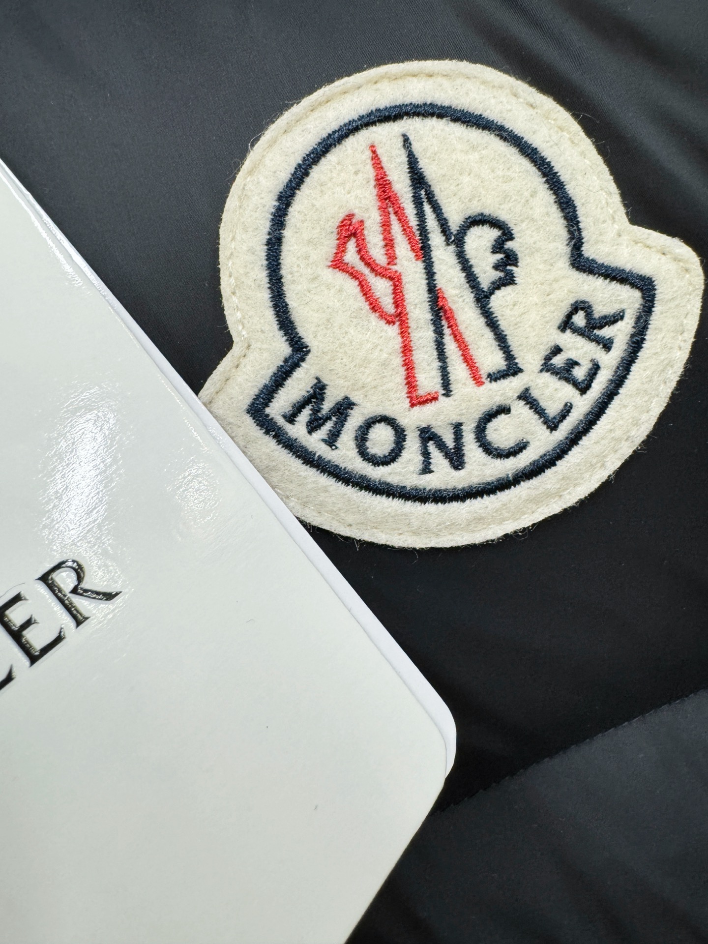 高版本Moncler蒙口 2025新款羽绒服秀场新品，品相非常完美，专柜高科技防水面料，内里90%白鹅绒