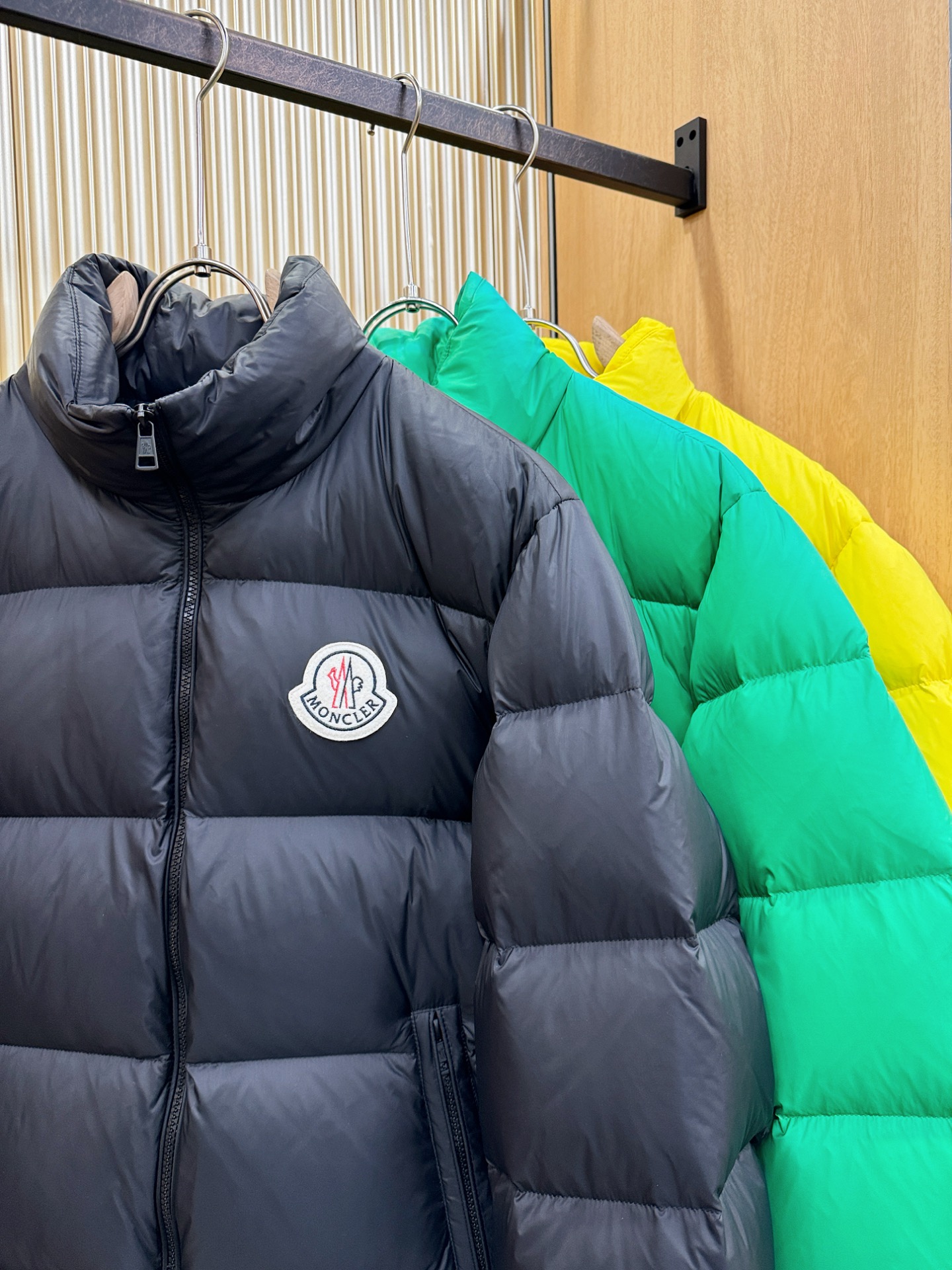 高版本Moncler蒙口 2025新款羽绒服秀场新品，品相非常完美，专柜高科技防水面料，内里90%白鹅绒