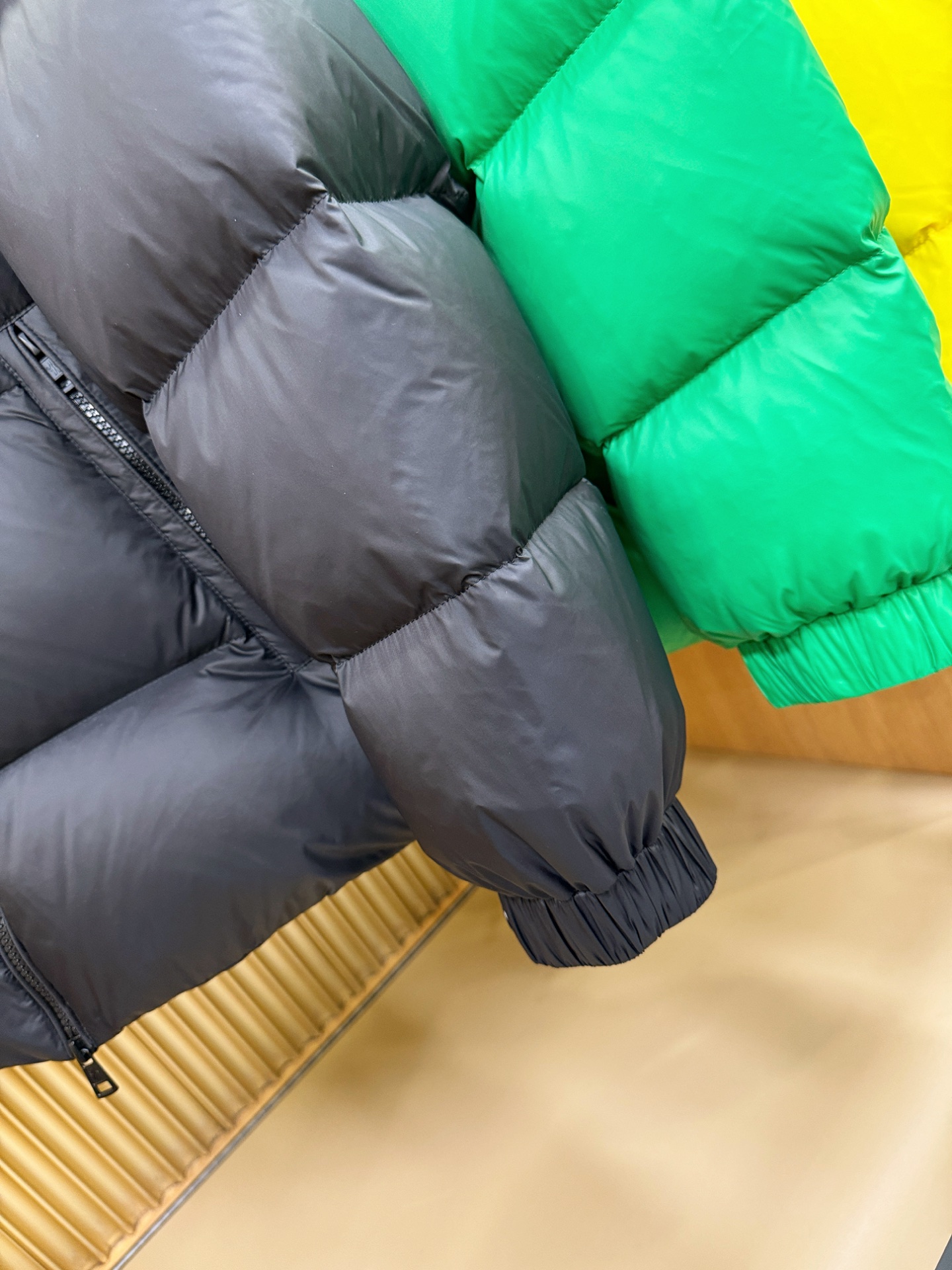 高版本Moncler蒙口 2025新款羽绒服秀场新品，品相非常完美，专柜高科技防水面料，内里90%白鹅绒