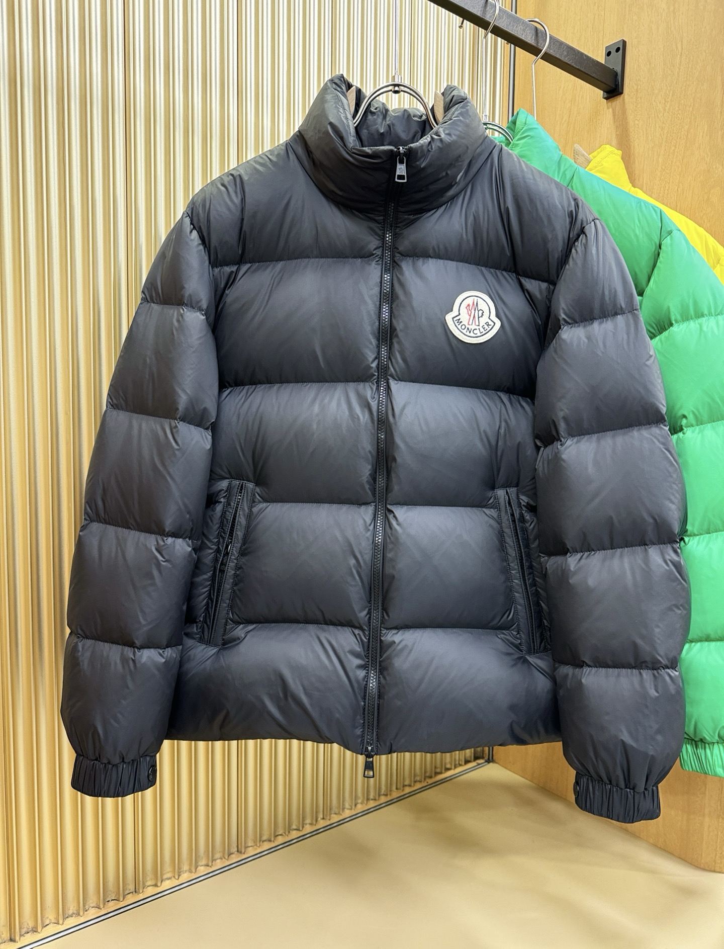 高版本Moncler蒙口 2025新款羽绒服秀场新品，品相非常完美，专柜高科技防水面料，内里90%白鹅绒