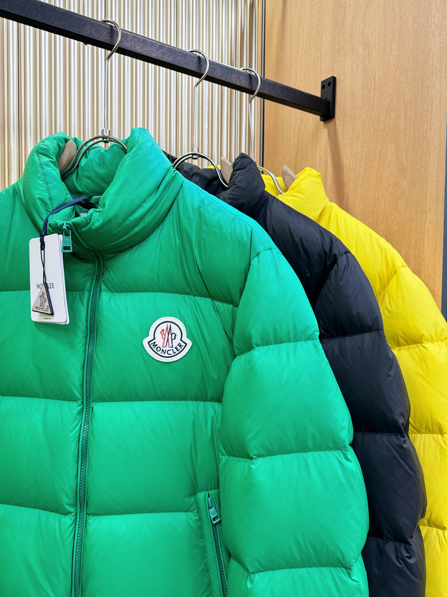 高版本Moncler蒙口 2025新款羽绒服秀场新品，品相非常完美，专柜高科技防水面料，内里90%白鹅绒