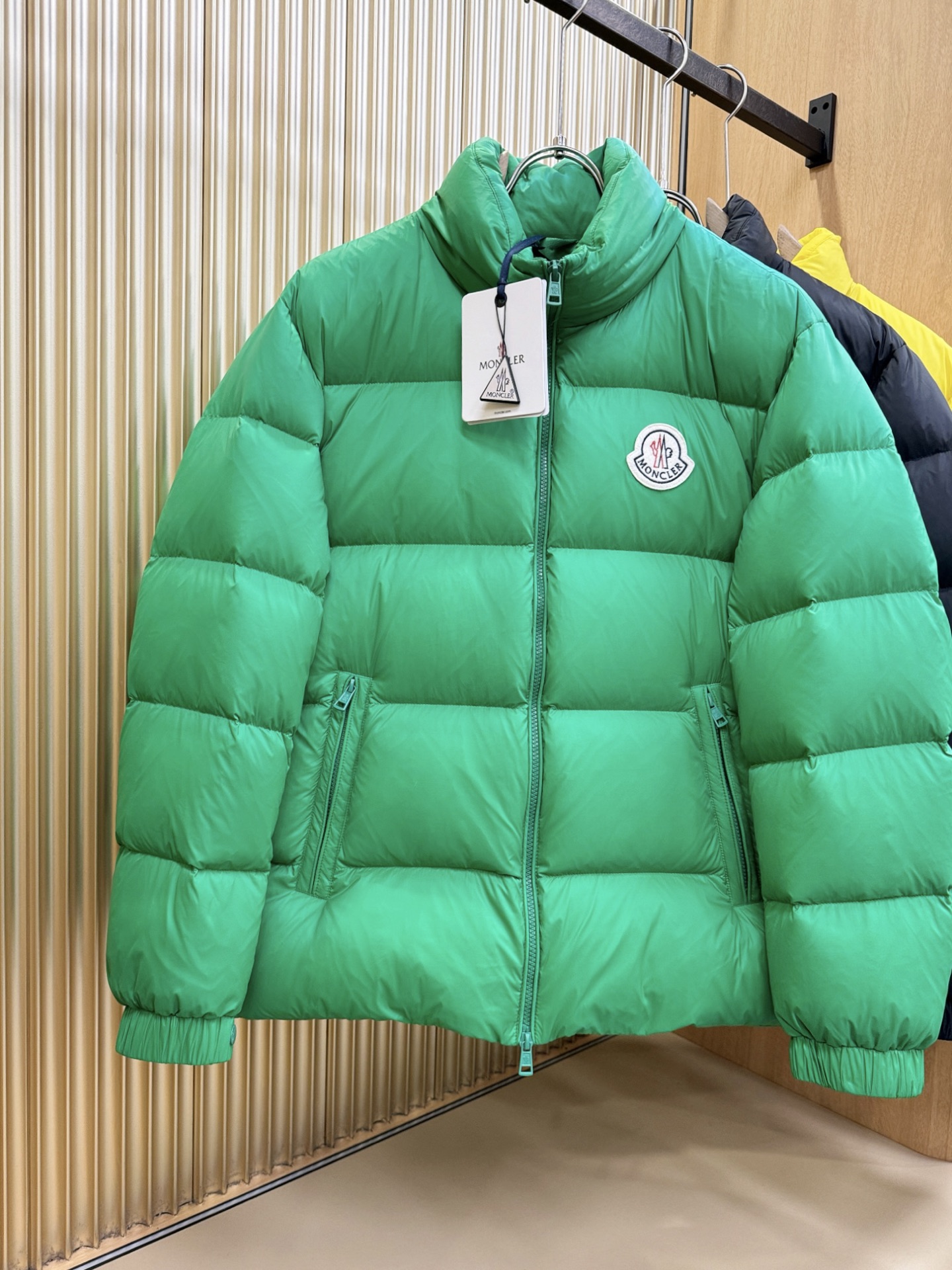 高版本Moncler蒙口 2025新款羽绒服秀场新品，品相非常完美，专柜高科技防水面料，内里90%白鹅绒