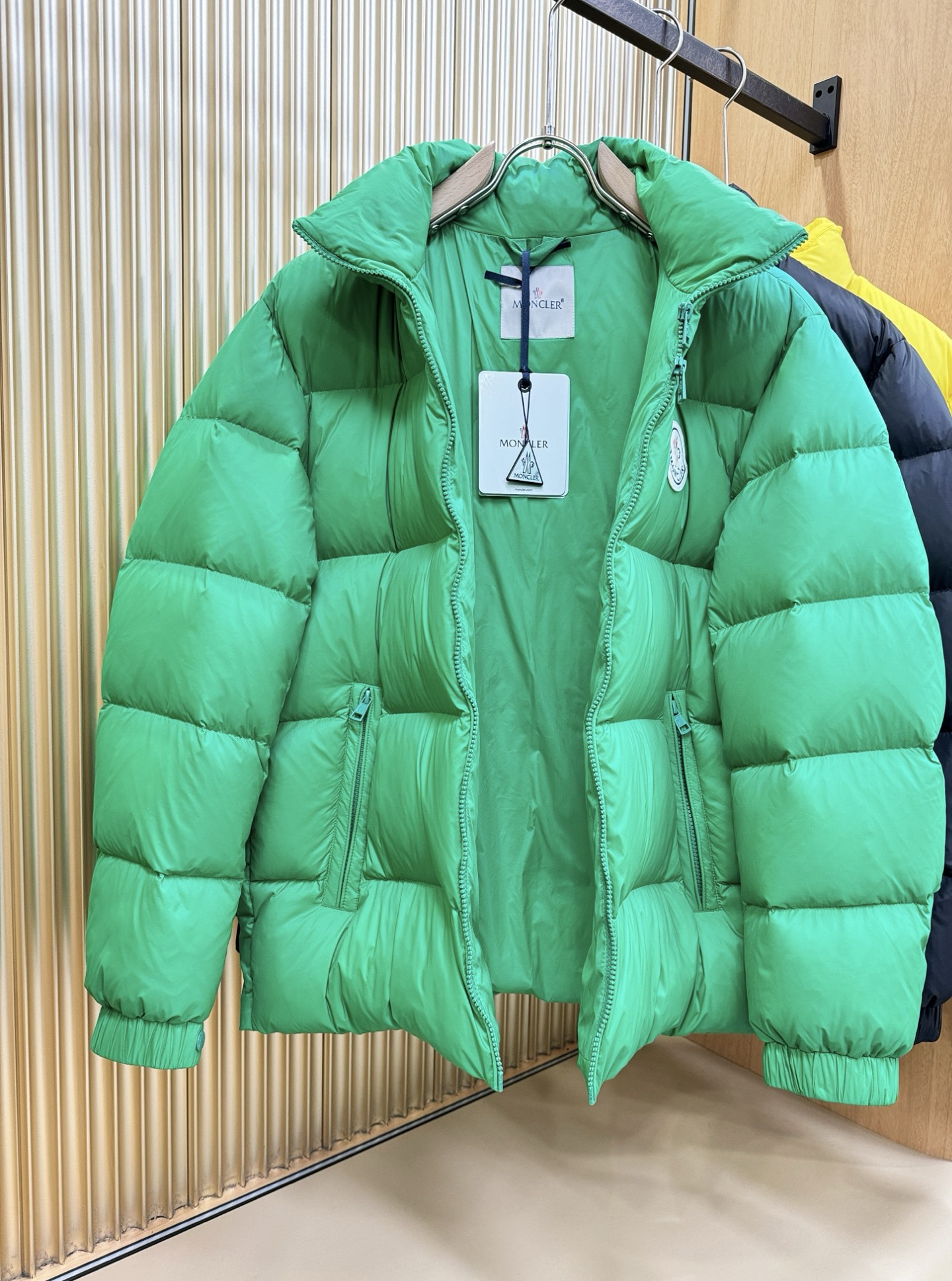 高版本Moncler蒙口 2025新款羽绒服秀场新品，品相非常完美，专柜高科技防水面料，内里90%白鹅绒