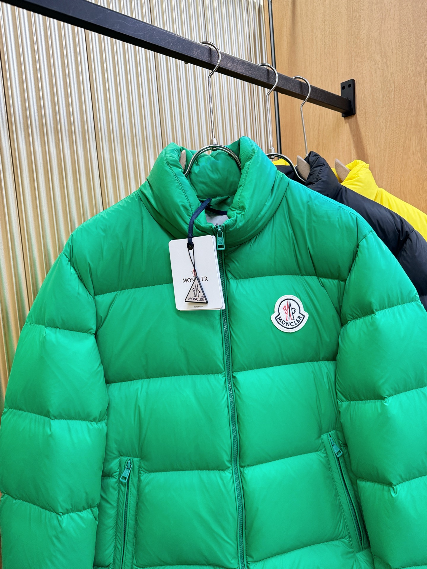 高版本Moncler蒙口 2025新款羽绒服秀场新品，品相非常完美，专柜高科技防水面料，内里90%白鹅绒