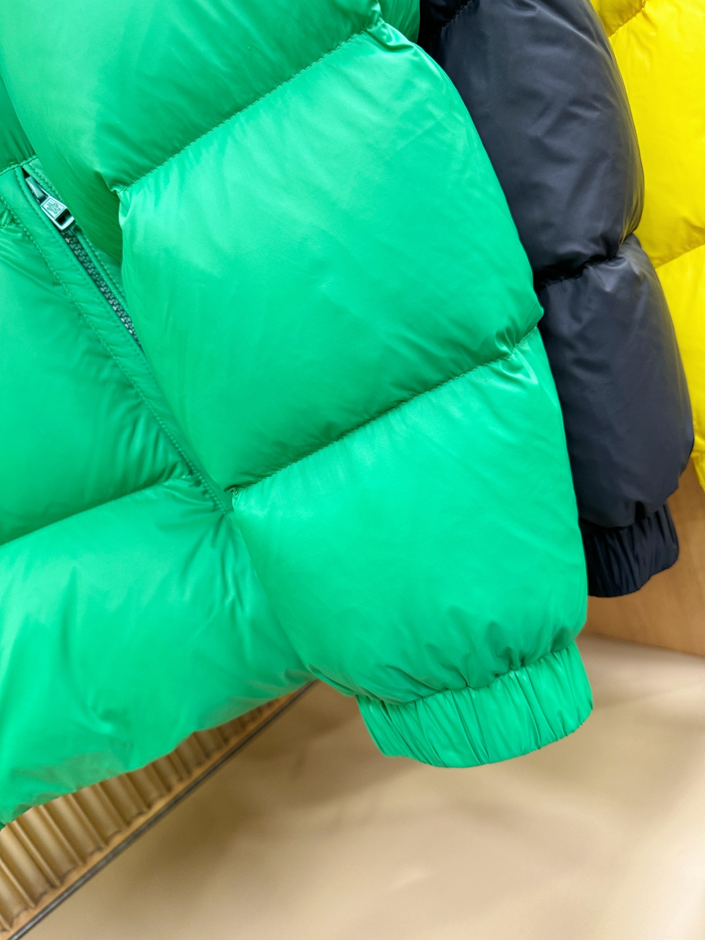 高版本Moncler蒙口 2025新款羽绒服秀场新品，品相非常完美，专柜高科技防水面料，内里90%白鹅绒