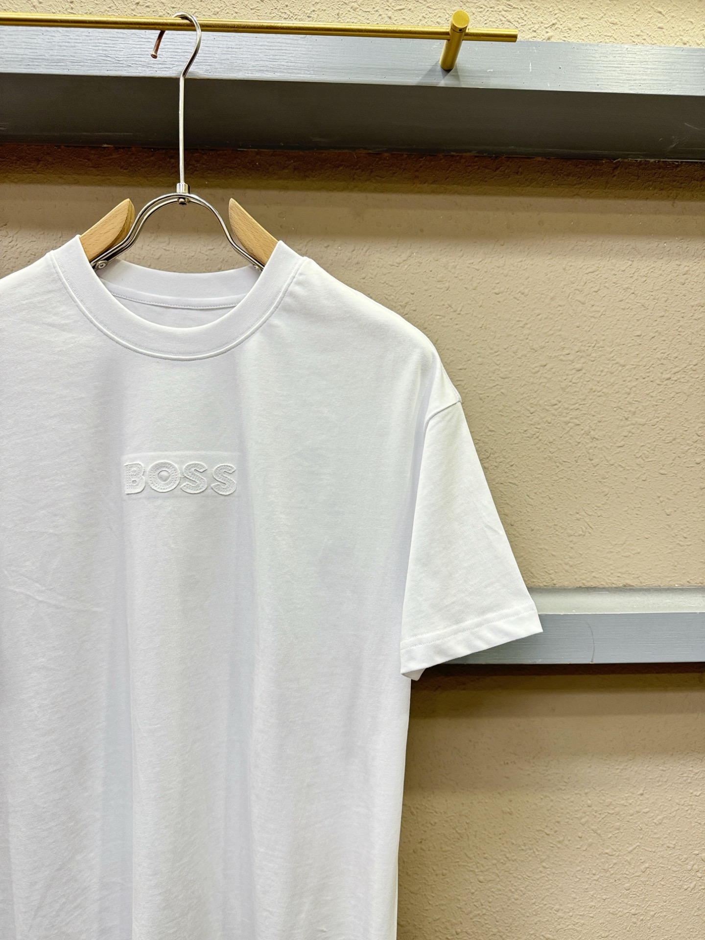 BOSS 2026新款短袖T恤！走秀图案时尚休闲短袖T恤衫！设计logo设计！极具设计精选客供面料，手感