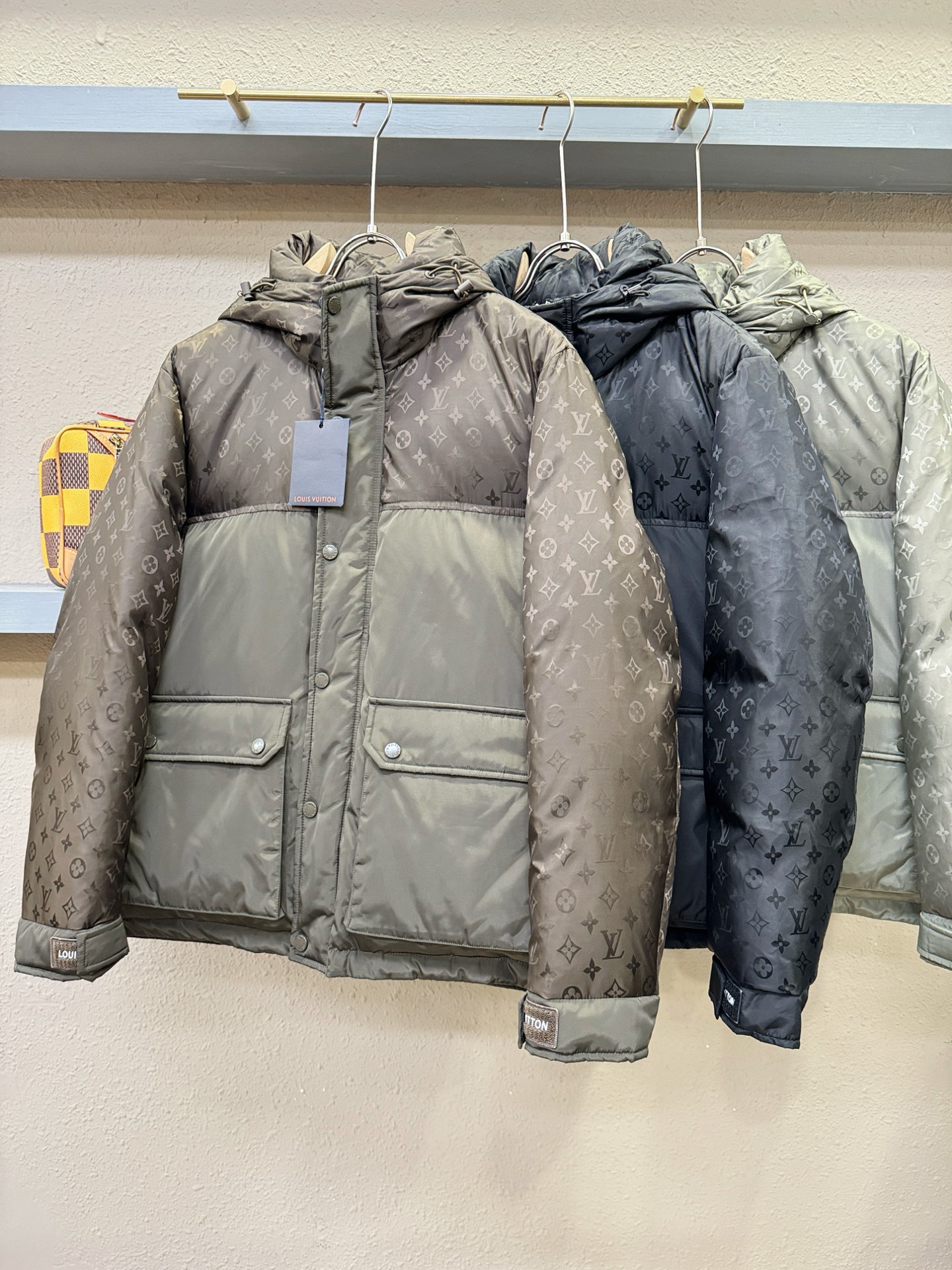 鹅绒高版本LV路易威登 2025新款羽绒服，秀场新品，品相非常完美，专柜高科技防水面料，内里90%白鹅绒