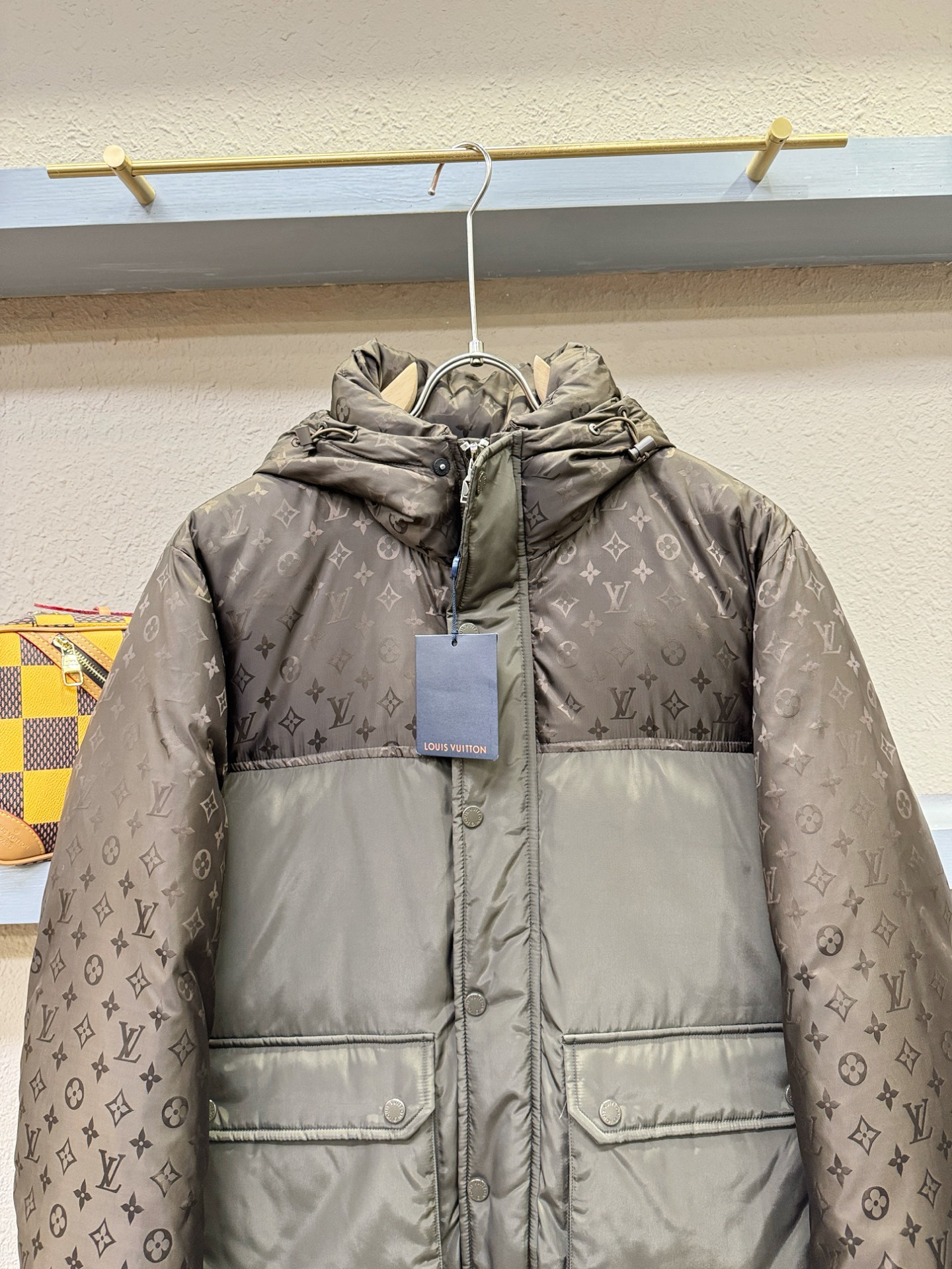 鹅绒高版本LV路易威登 2025新款羽绒服，秀场新品，品相非常完美，专柜高科技防水面料，内里90%白鹅绒