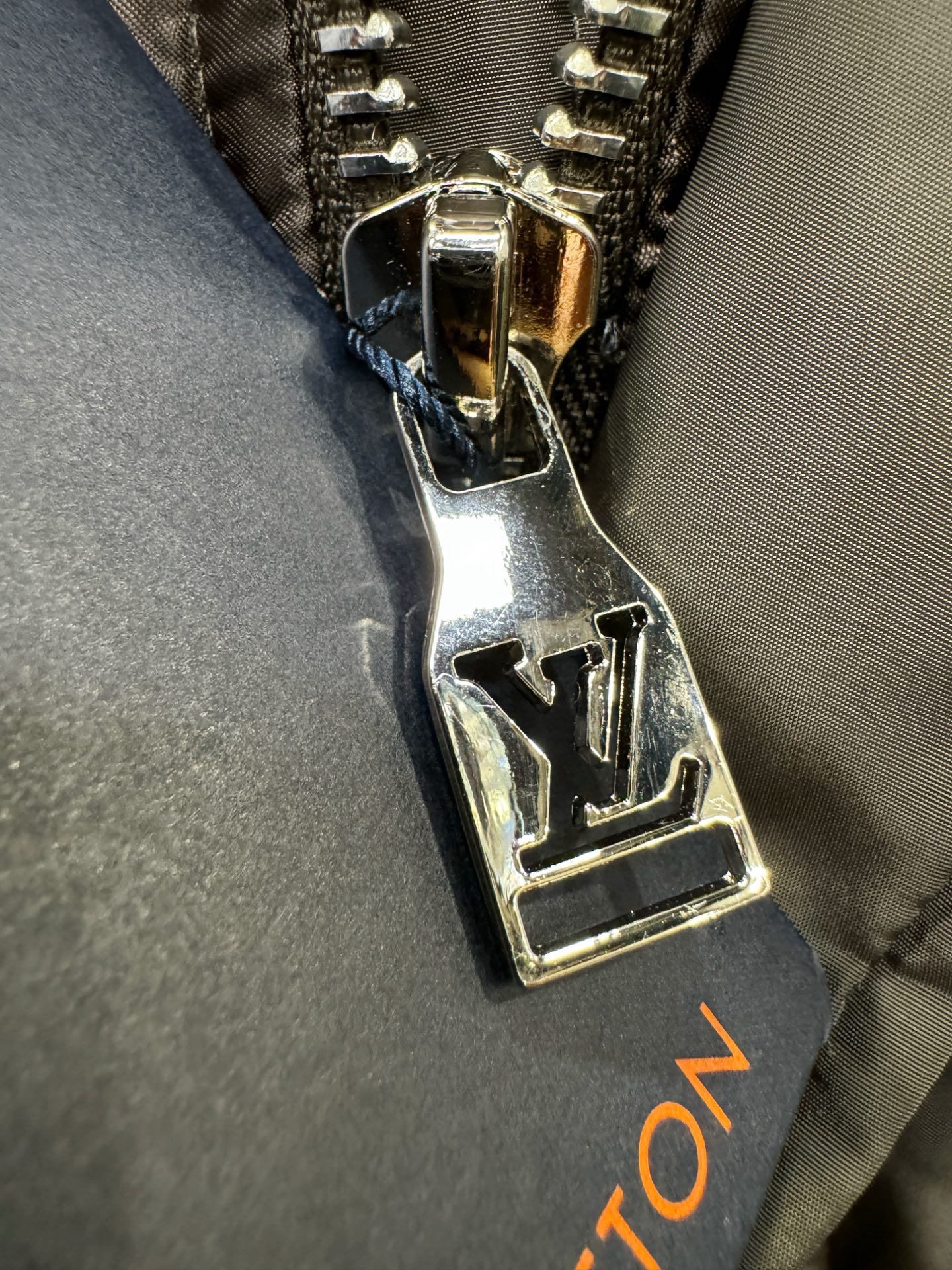 鹅绒高版本LV路易威登 2025新款羽绒服，秀场新品，品相非常完美，专柜高科技防水面料，内里90%白鹅绒