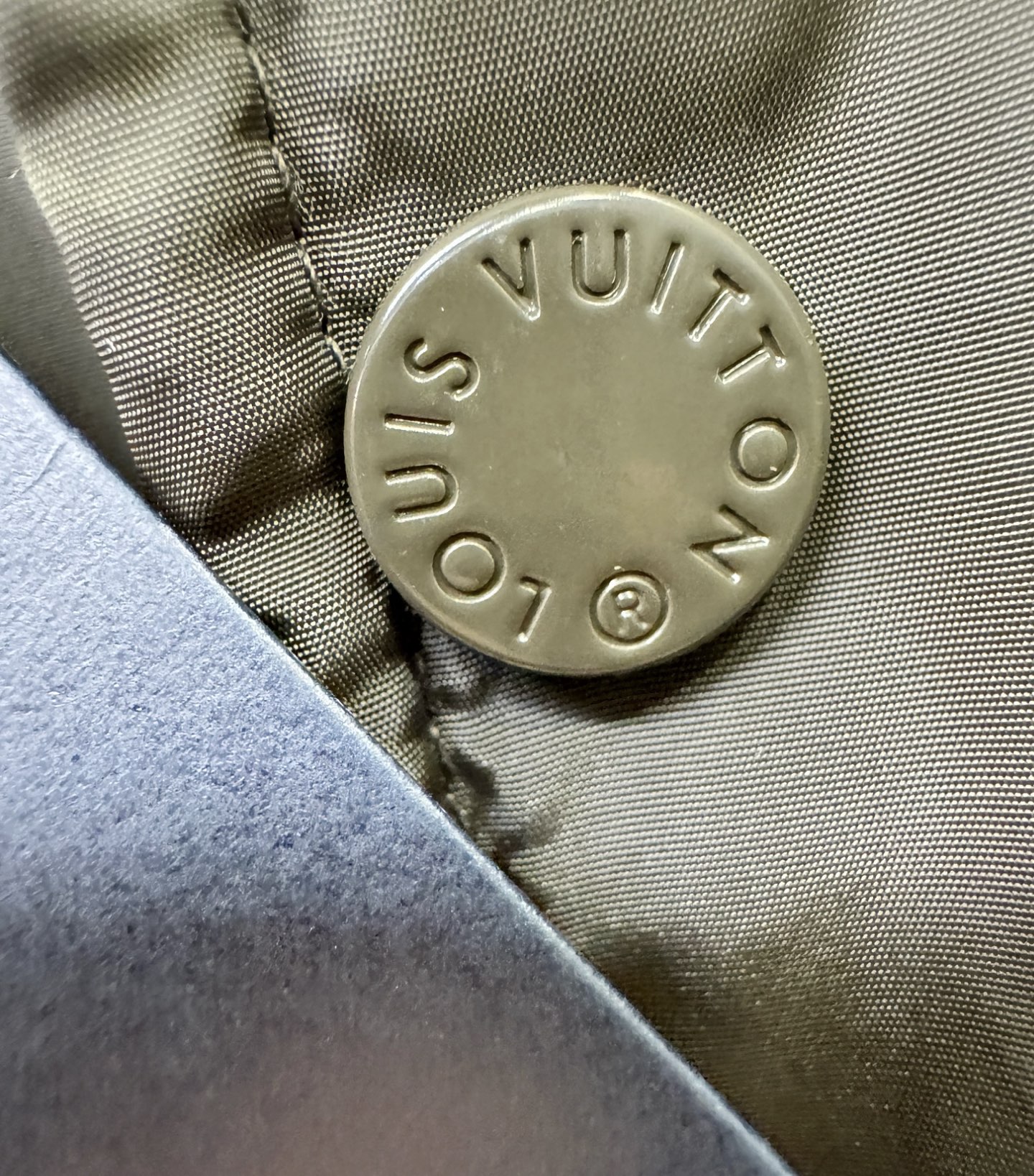 鹅绒高版本LV路易威登 2025新款羽绒服，秀场新品，品相非常完美，专柜高科技防水面料，内里90%白鹅绒