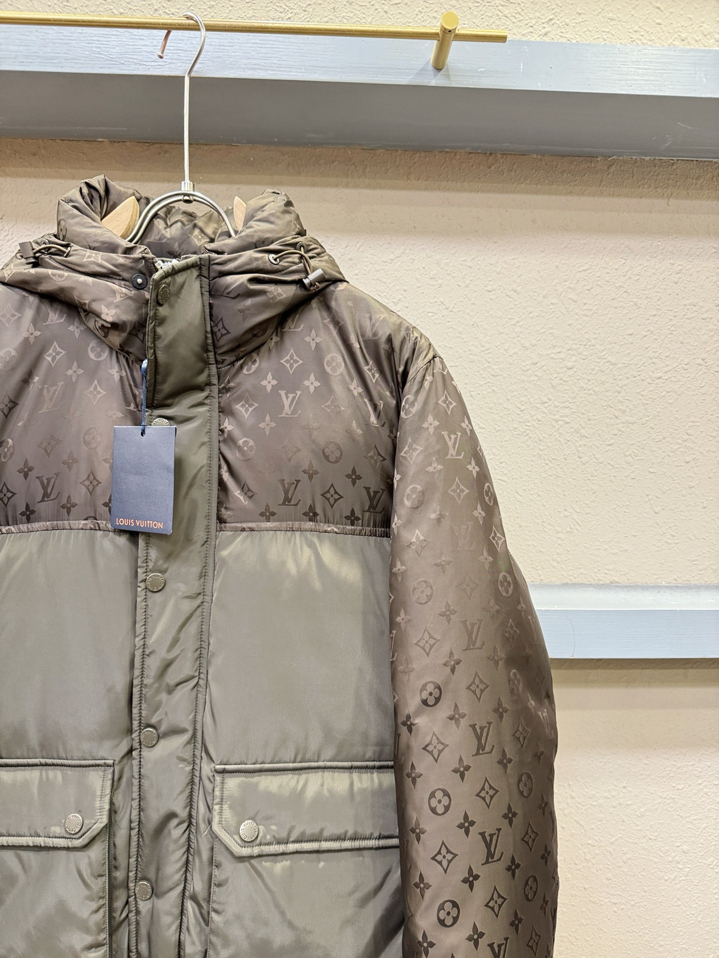 鹅绒高版本LV路易威登 2025新款羽绒服，秀场新品，品相非常完美，专柜高科技防水面料，内里90%白鹅绒