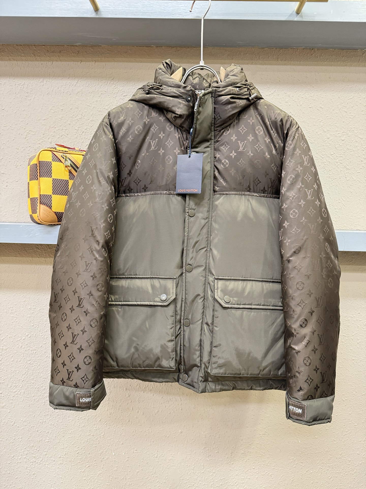 鹅绒高版本LV路易威登 2025新款羽绒服，秀场新品，品相非常完美，专柜高科技防水面料，内里90%白鹅绒