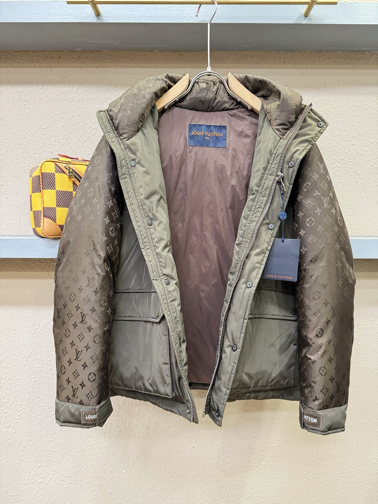 鹅绒高版本LV路易威登 2025新款羽绒服，秀场新品，品相非常完美，专柜高科技防水面料，内里90%白鹅绒