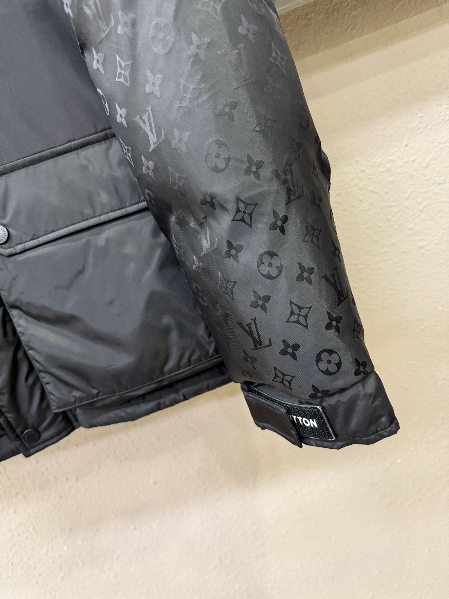 鹅绒高版本LV路易威登 2025新款羽绒服，秀场新品，品相非常完美，专柜高科技防水面料，内里90%白鹅绒