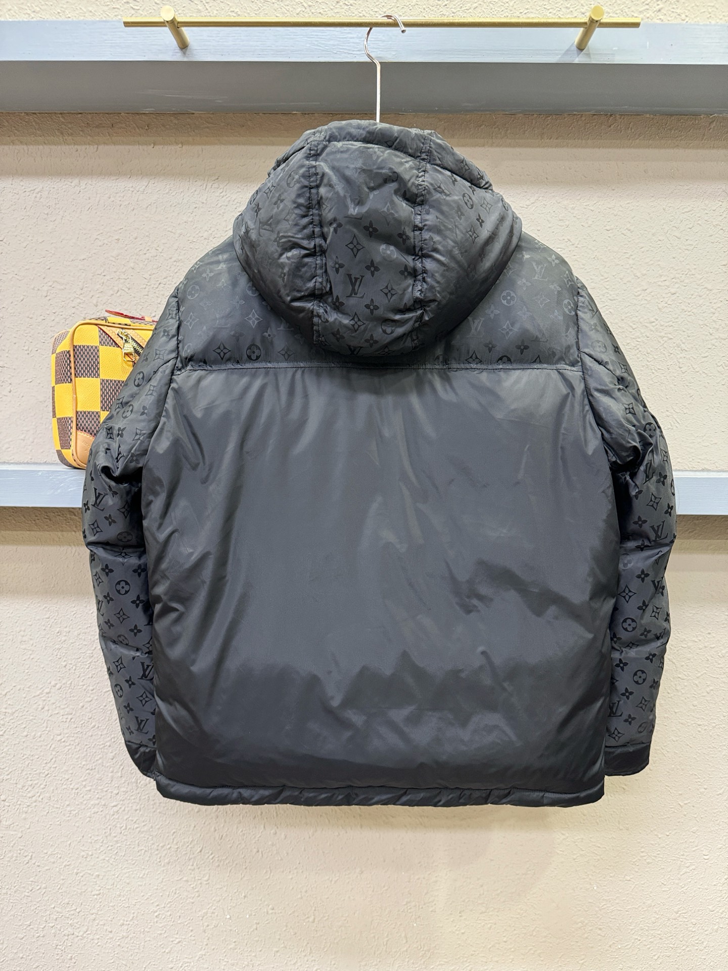 鹅绒高版本LV路易威登 2025新款羽绒服，秀场新品，品相非常完美，专柜高科技防水面料，内里90%白鹅绒