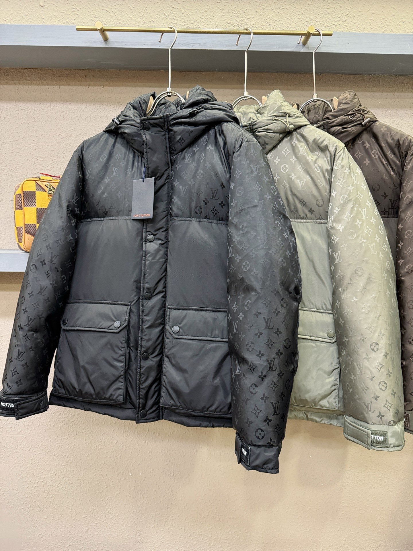 鹅绒高版本LV路易威登 2025新款羽绒服，秀场新品，品相非常完美，专柜高科技防水面料，内里90%白鹅绒