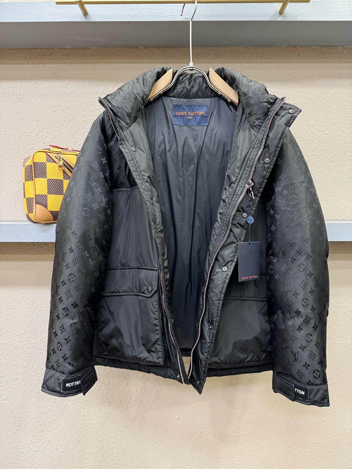 鹅绒高版本LV路易威登 2025新款羽绒服，秀场新品，品相非常完美，专柜高科技防水面料，内里90%白鹅绒