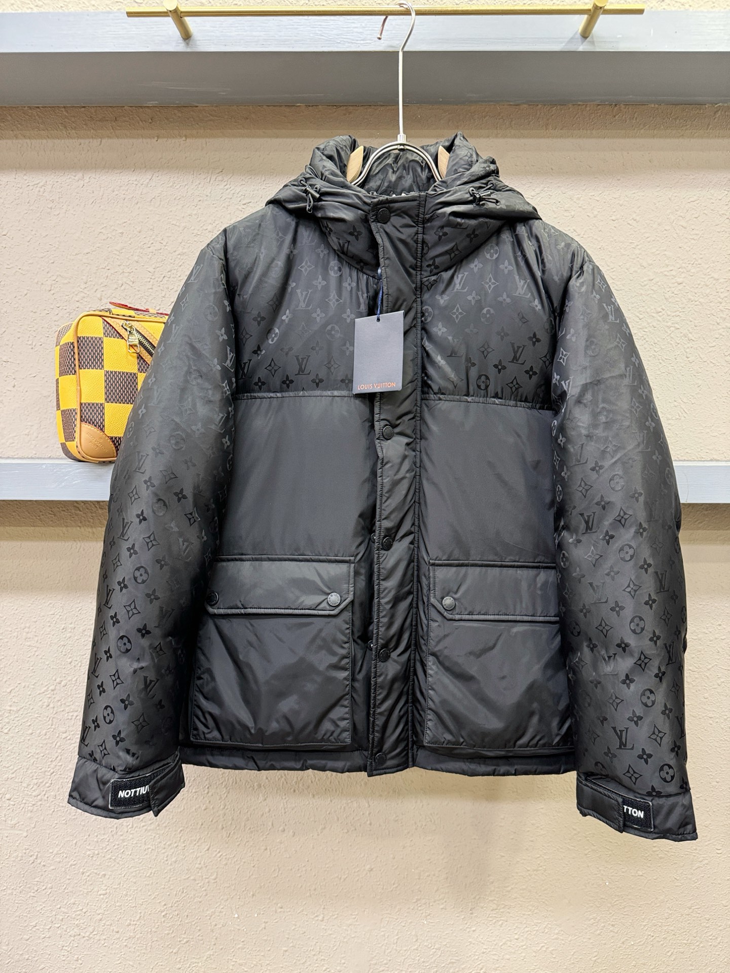 鹅绒高版本LV路易威登 2025新款羽绒服，秀场新品，品相非常完美，专柜高科技防水面料，内里90%白鹅绒