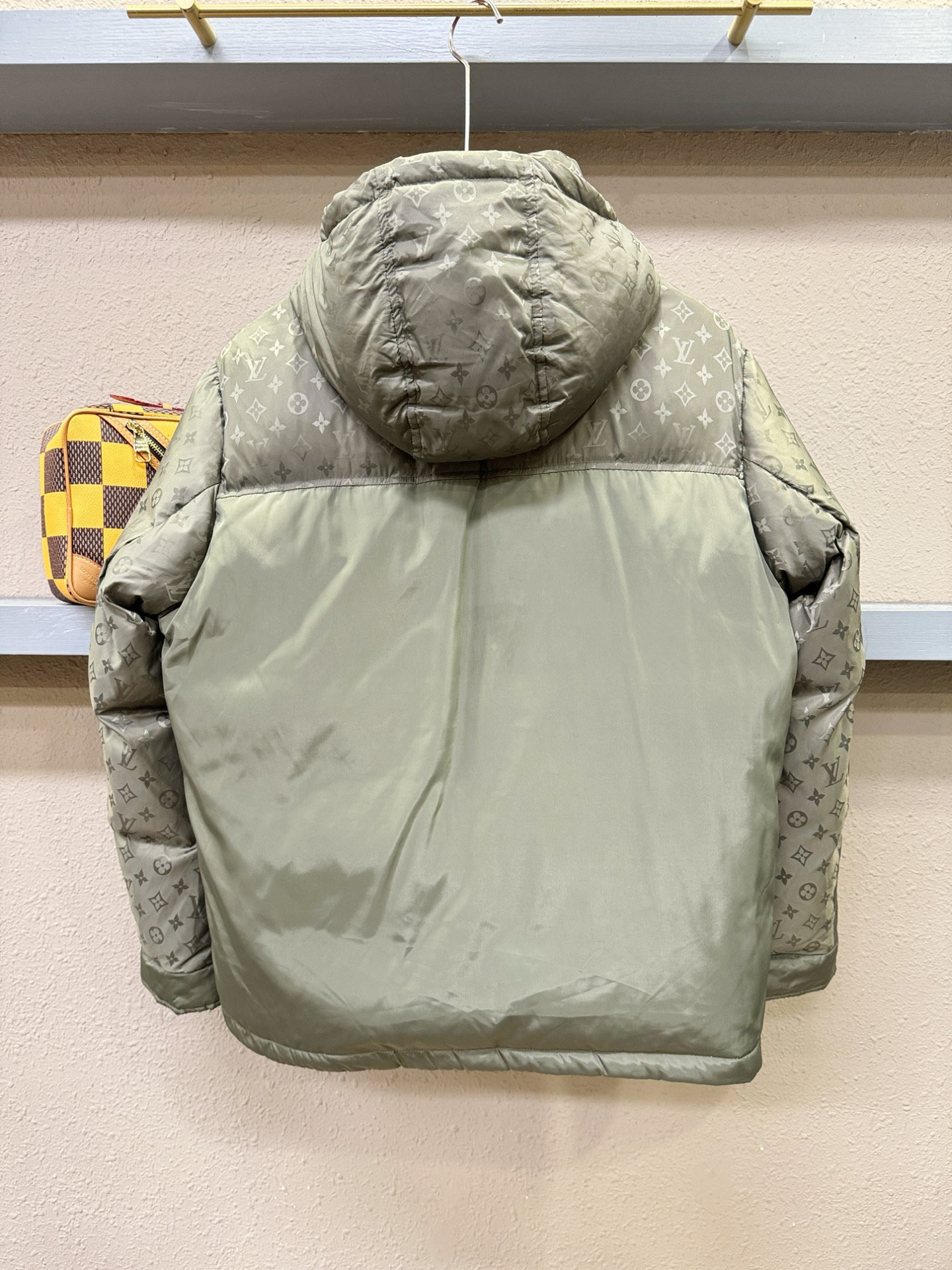 鹅绒高版本LV路易威登 2025新款羽绒服，秀场新品，品相非常完美，专柜高科技防水面料，内里90%白鹅绒