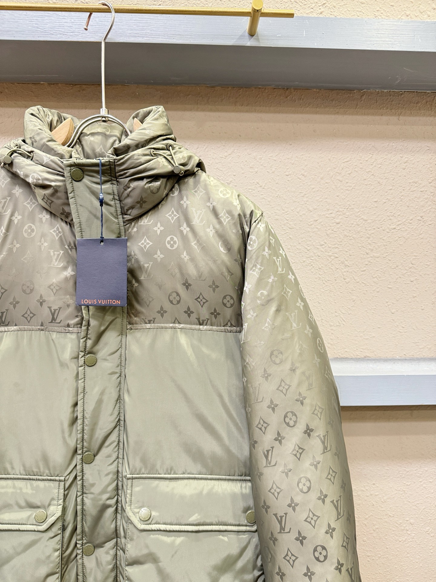 鹅绒高版本LV路易威登 2025新款羽绒服，秀场新品，品相非常完美，专柜高科技防水面料，内里90%白鹅绒
