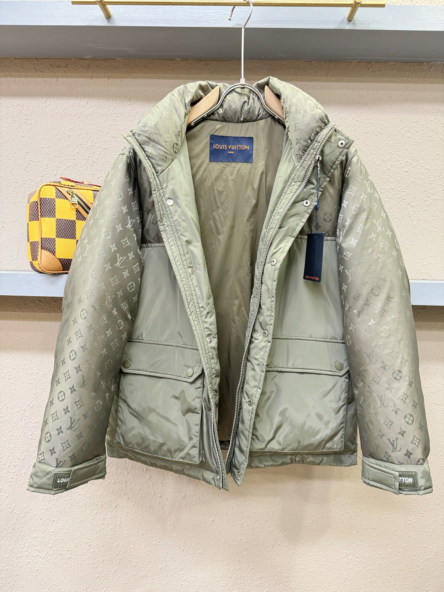 鹅绒高版本LV路易威登 2025新款羽绒服，秀场新品，品相非常完美，专柜高科技防水面料，内里90%白鹅绒