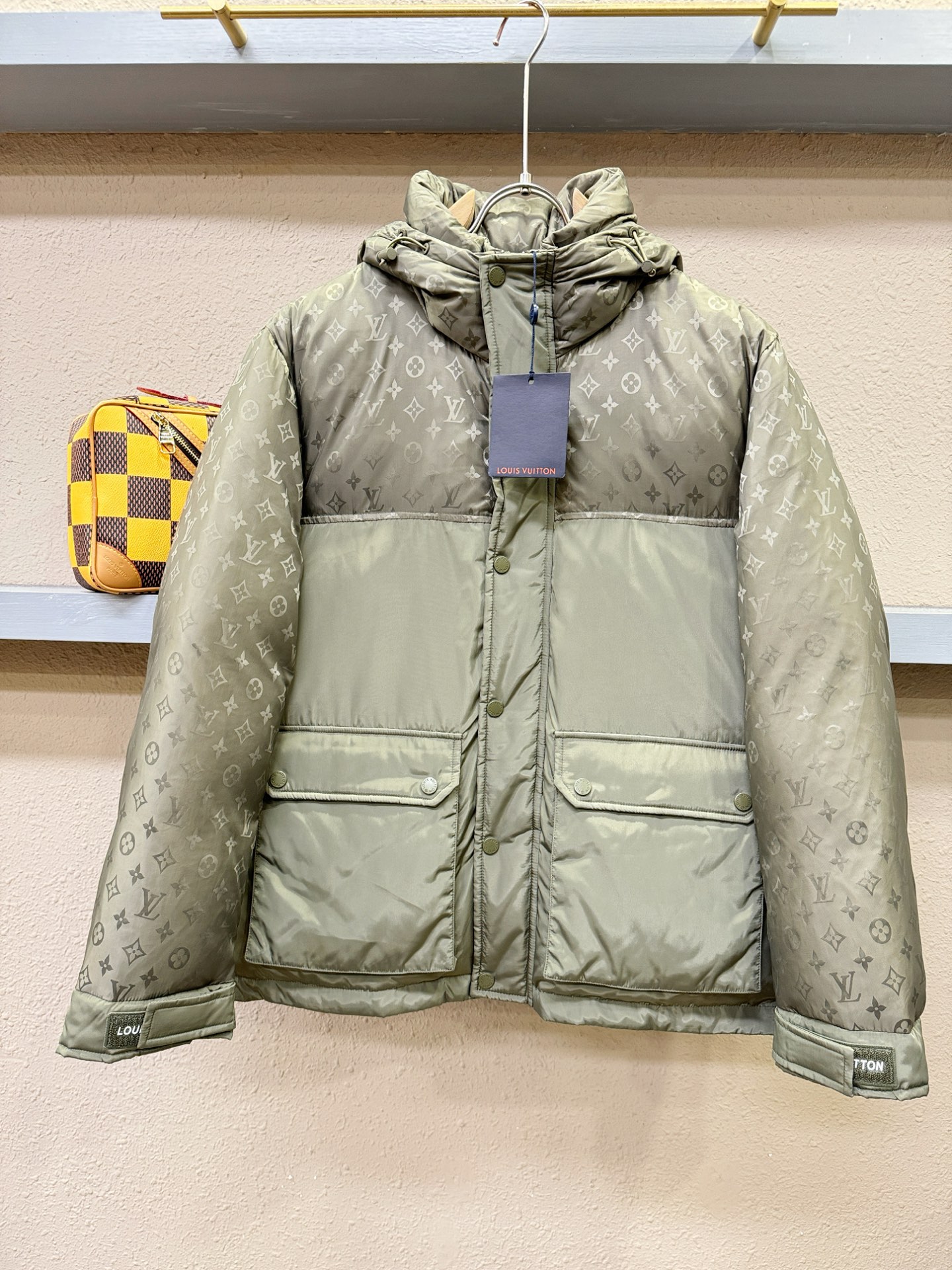 鹅绒高版本LV路易威登 2025新款羽绒服，秀场新品，品相非常完美，专柜高科技防水面料，内里90%白鹅绒