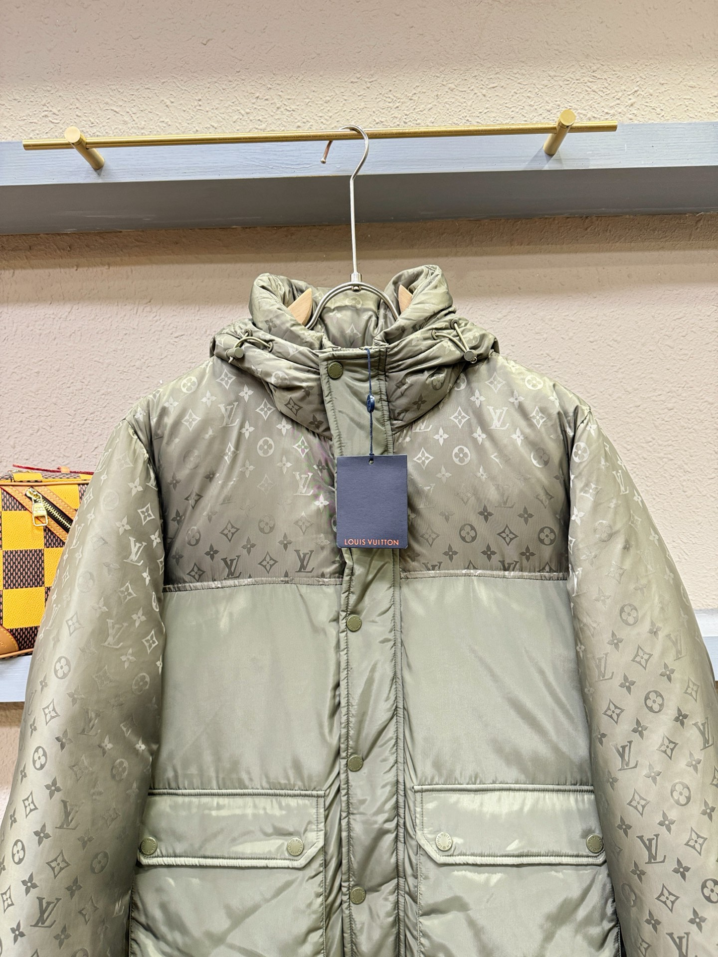 鹅绒高版本LV路易威登 2025新款羽绒服，秀场新品，品相非常完美，专柜高科技防水面料，内里90%白鹅绒