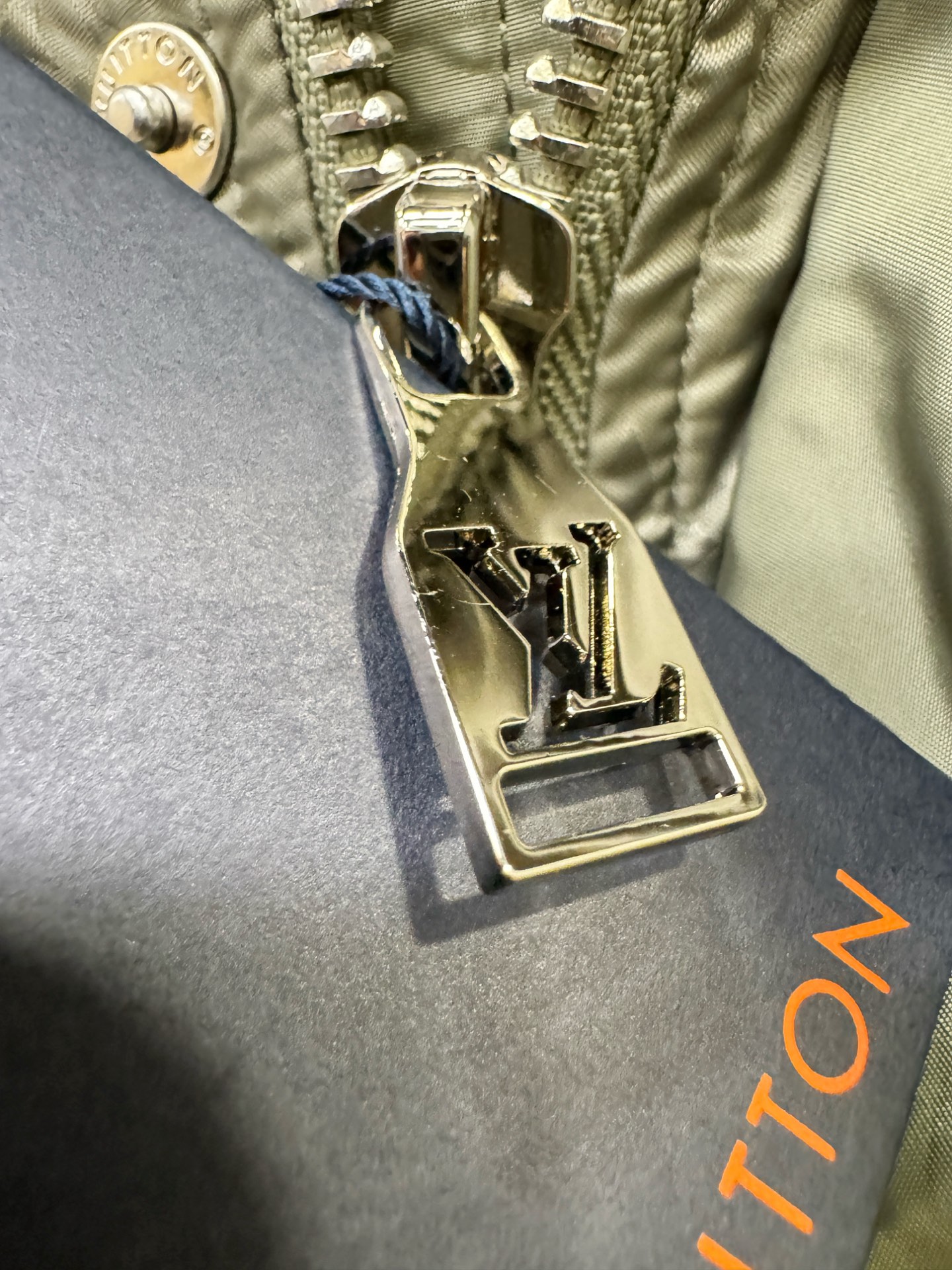 鹅绒高版本LV路易威登 2025新款羽绒服，秀场新品，品相非常完美，专柜高科技防水面料，内里90%白鹅绒