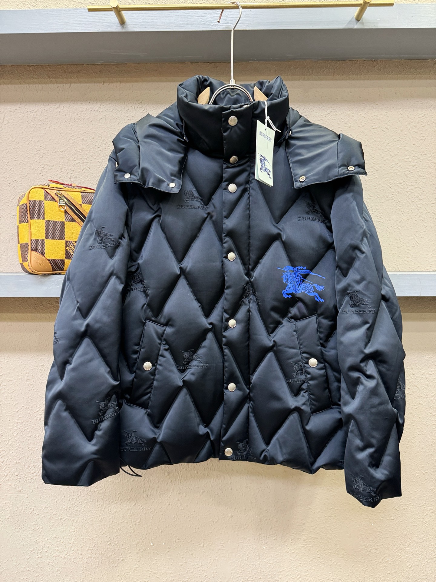 鹅绒高版本BURBERRY巴宝莉 2025新款羽绒服，秀场新品，品相非常完美，专柜高科技防水面料，内里9