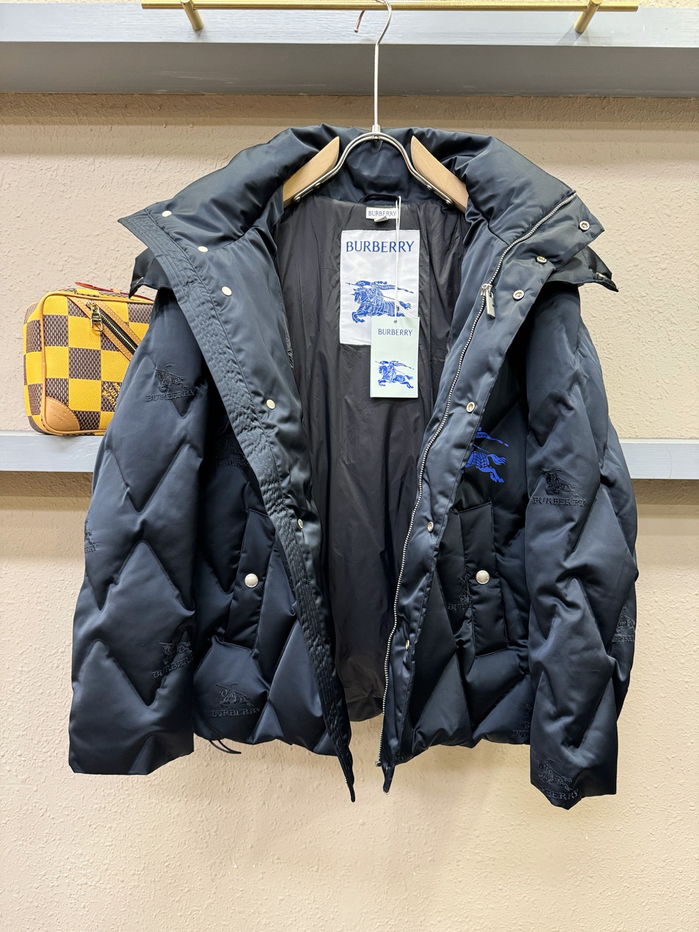 鹅绒高版本BURBERRY巴宝莉 2025新款羽绒服，秀场新品，品相非常完美，专柜高科技防水面料，内里9