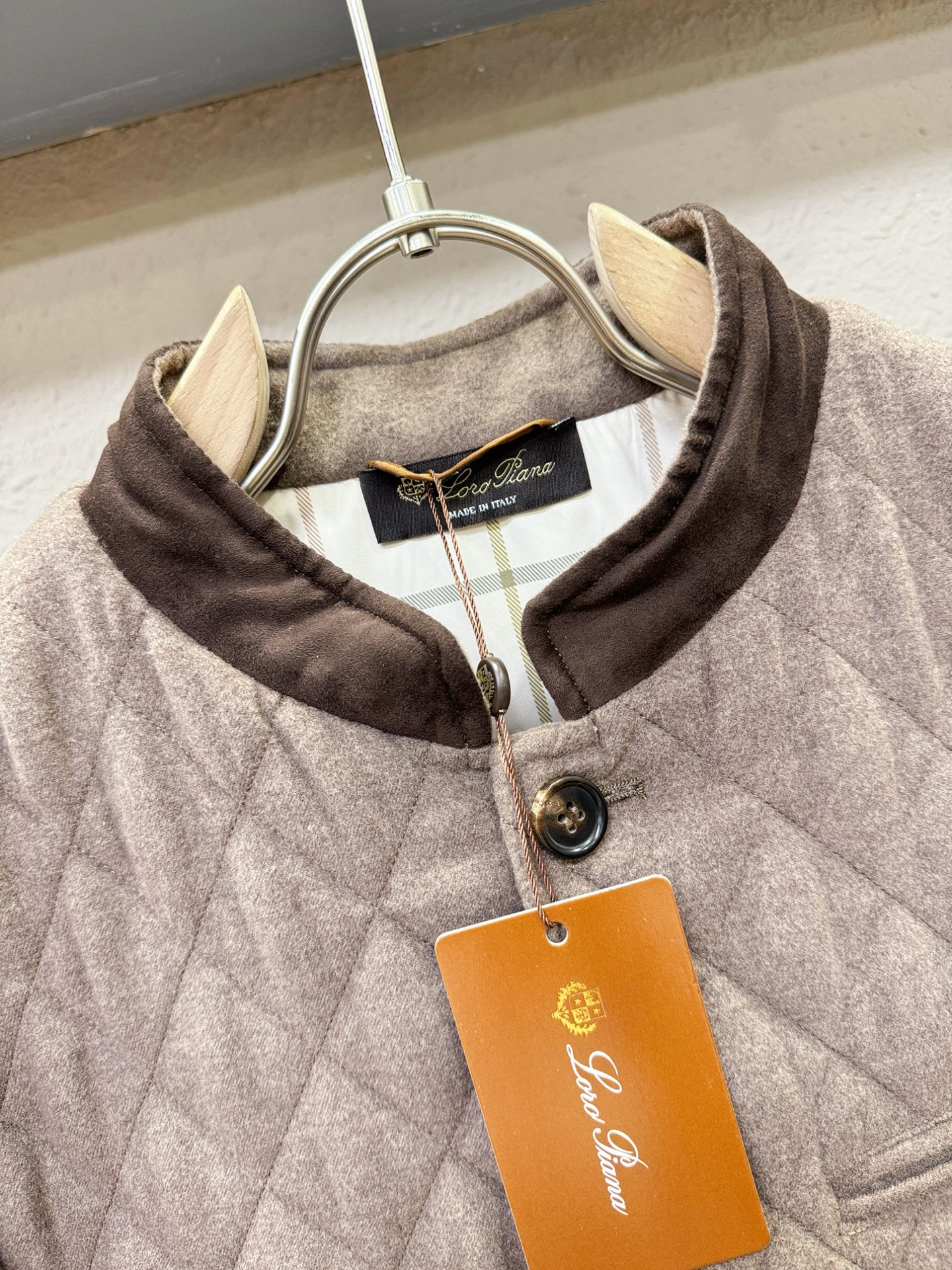 Loro Piana诺悠翩雅 25ss秋冬新款羊毛外套，内里羊毛加厚，超A原单外套！甄选顶级羊毛打造。搭