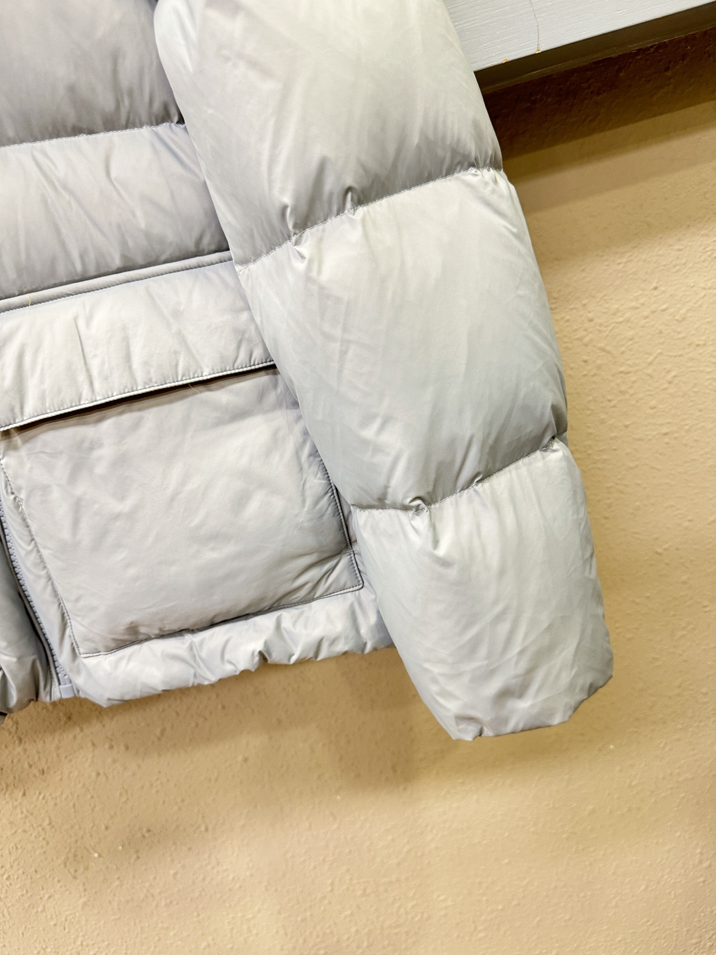 鹅绒高版本FENDI芬迪 2025新款羽绒服秀场新品，袖子可拆卸，一衣两穿，可当马甲可当外套穿。品相非常