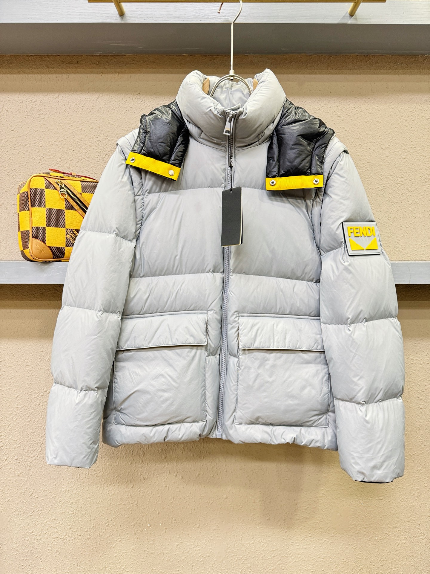 鹅绒高版本FENDI芬迪 2025新款羽绒服秀场新品，袖子可拆卸，一衣两穿，可当马甲可当外套穿。品相非常