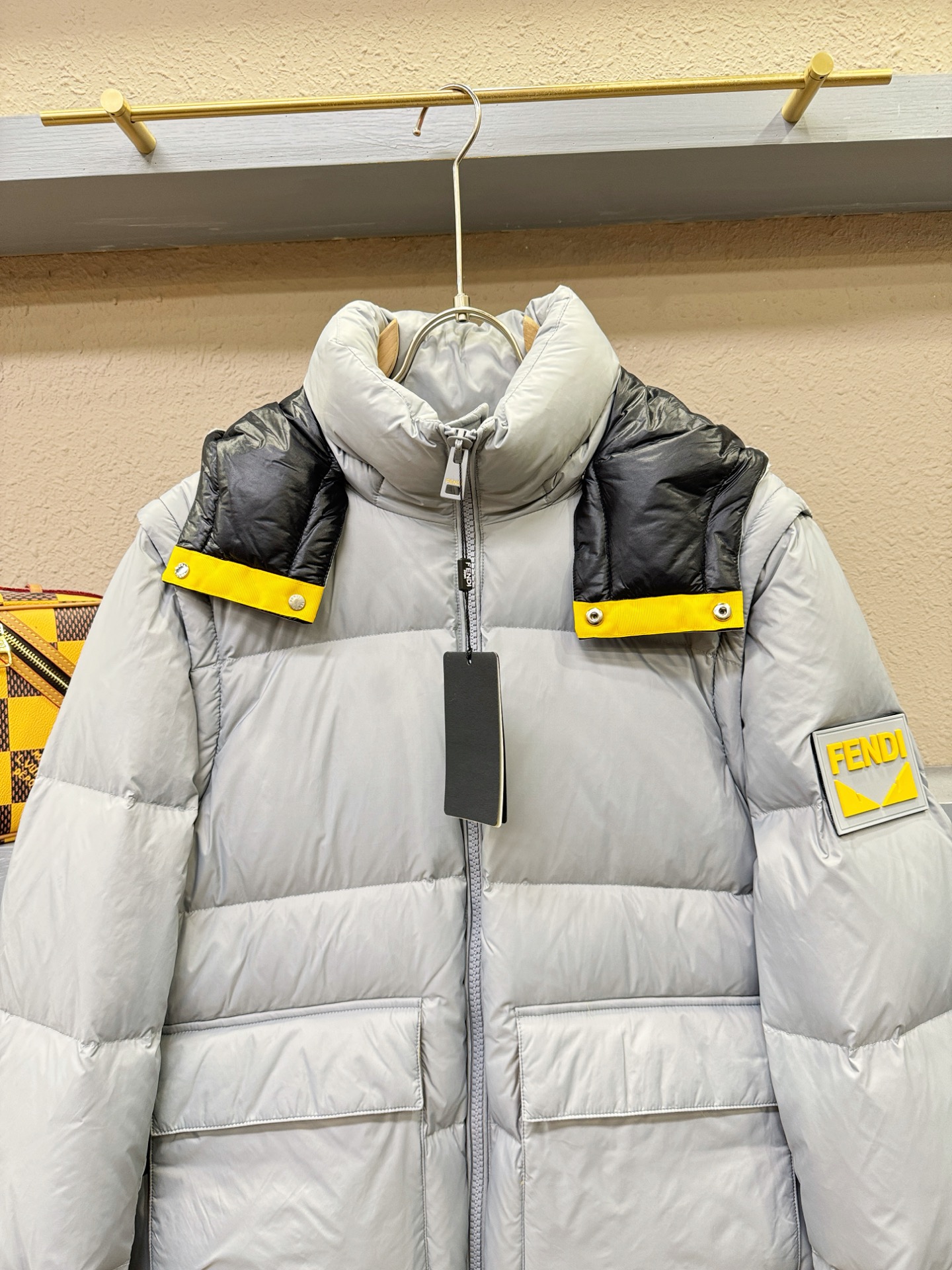 鹅绒高版本FENDI芬迪 2025新款羽绒服秀场新品，袖子可拆卸，一衣两穿，可当马甲可当外套穿。品相非常