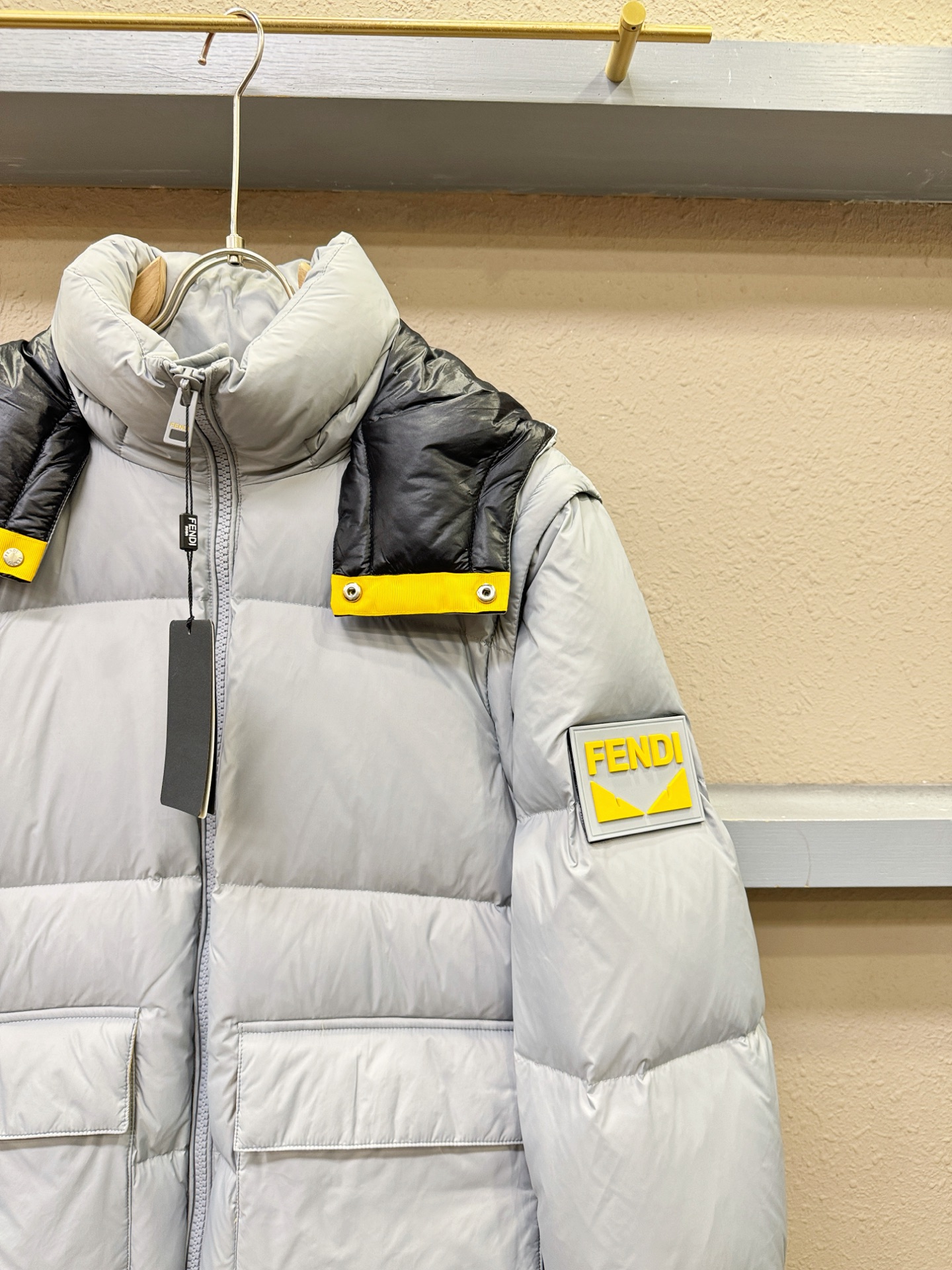 鹅绒高版本FENDI芬迪 2025新款羽绒服秀场新品，袖子可拆卸，一衣两穿，可当马甲可当外套穿。品相非常