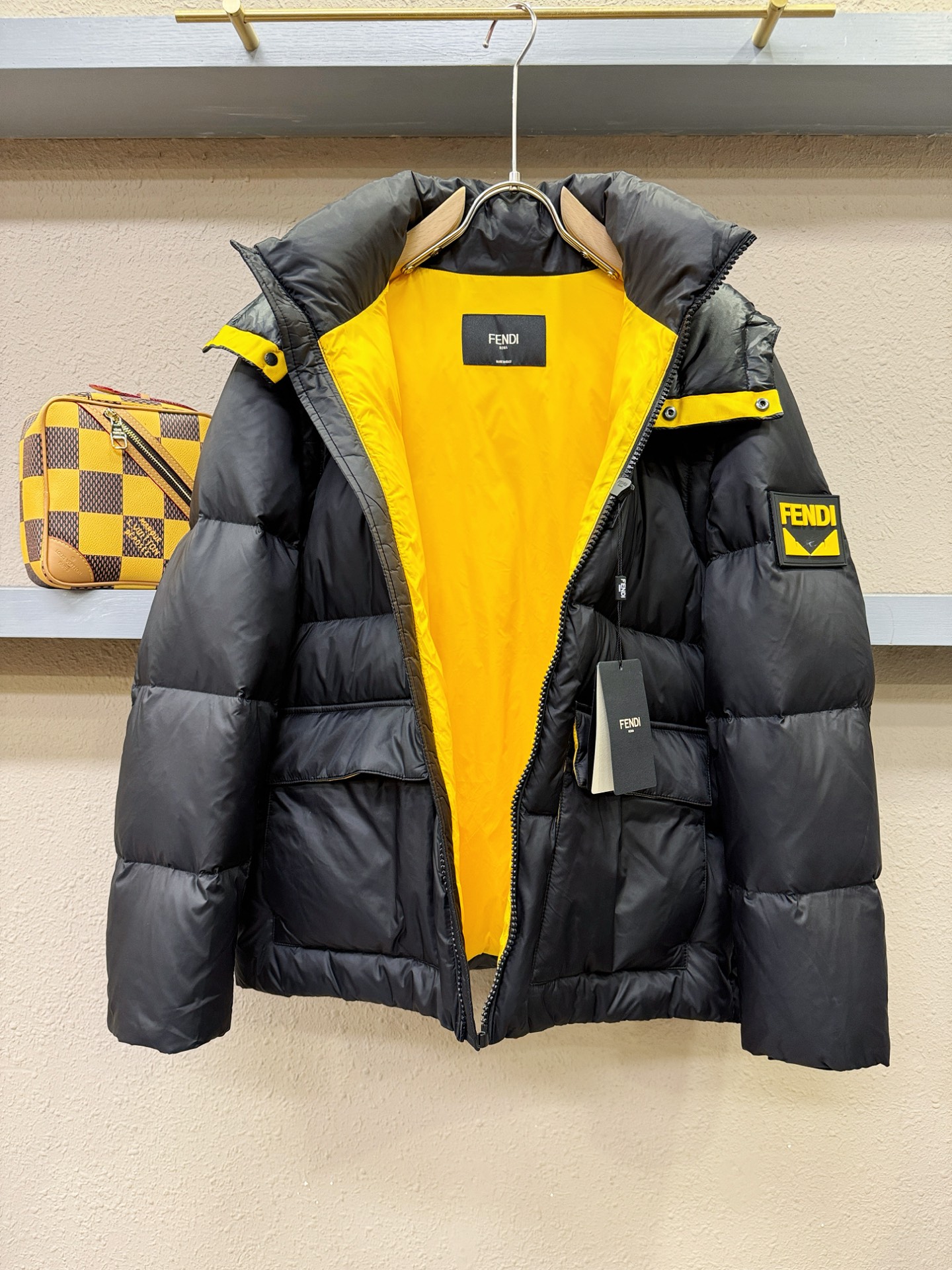 鹅绒高版本FENDI芬迪 2025新款羽绒服秀场新品，袖子可拆卸，一衣两穿，可当马甲可当外套穿。品相非常