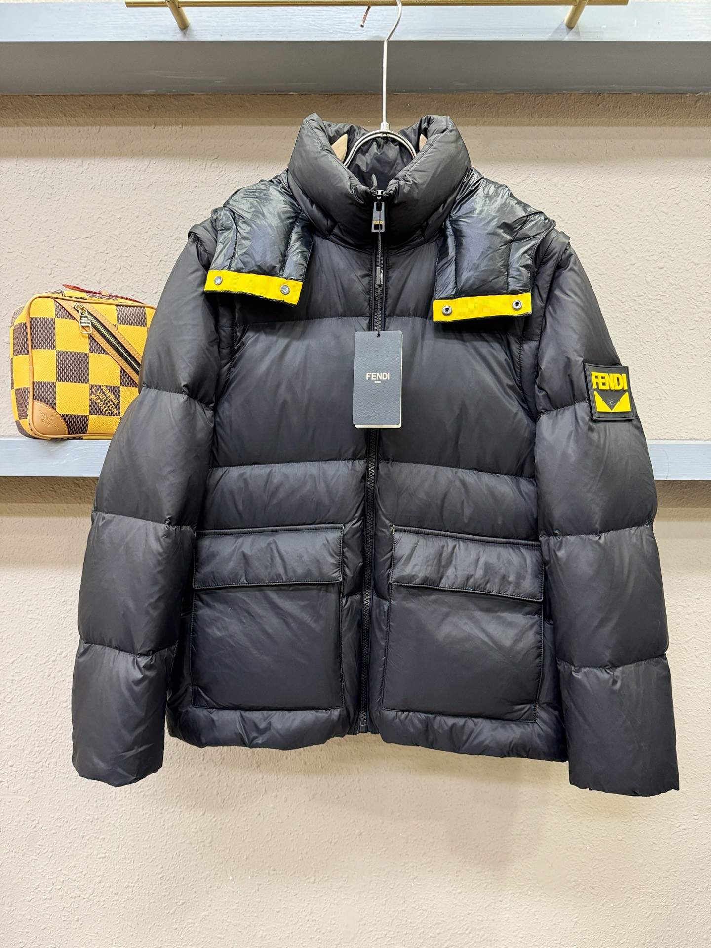 鹅绒高版本FENDI芬迪 2025新款羽绒服秀场新品，袖子可拆卸，一衣两穿，可当马甲可当外套穿。品相非常