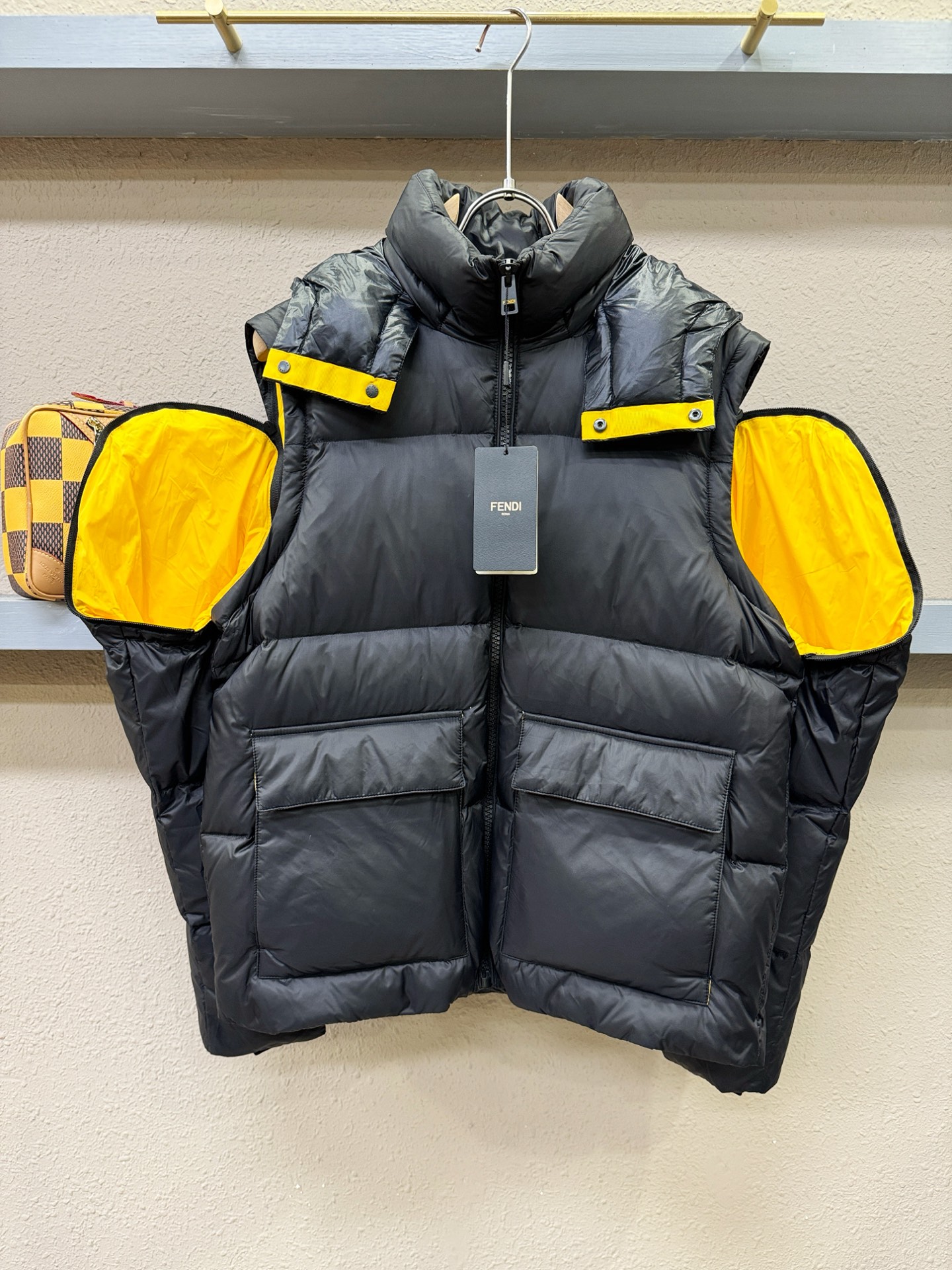 鹅绒高版本FENDI芬迪 2025新款羽绒服秀场新品，袖子可拆卸，一衣两穿，可当马甲可当外套穿。品相非常