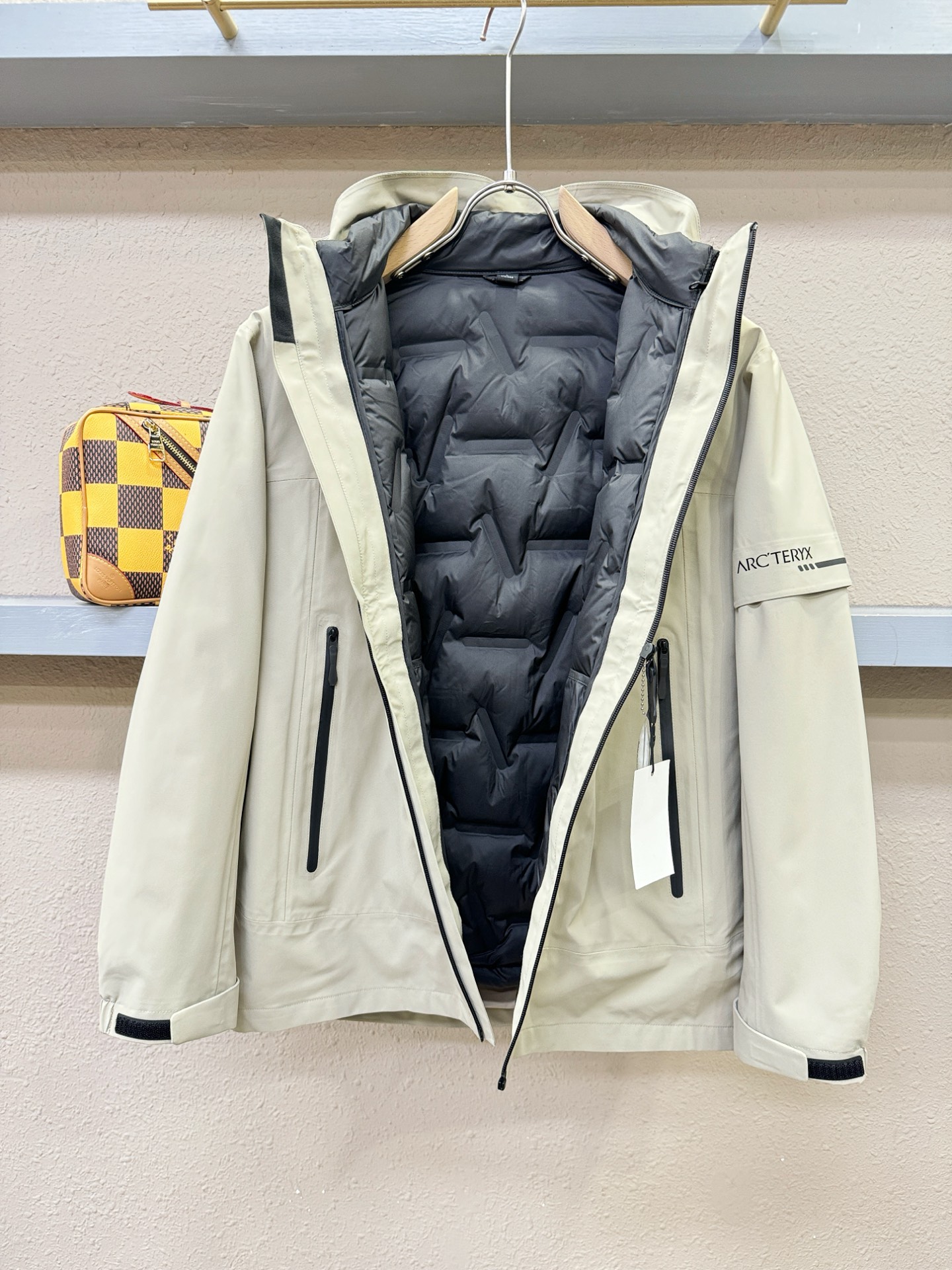 ARC‘TERYX/始祖鸟 2025新款三合一羽绒服，秀场新品，品相非常完美，专柜高科技防水面料，舒适保