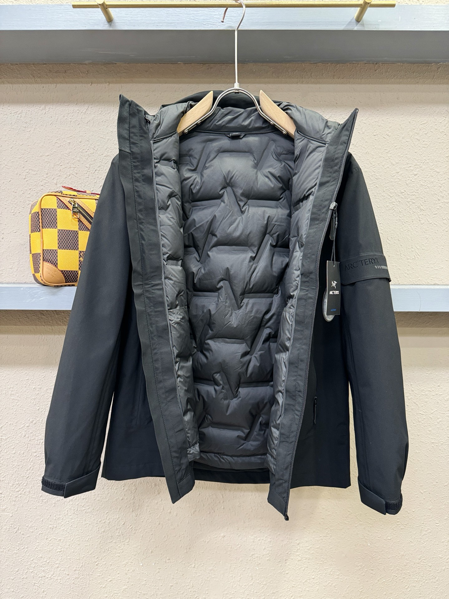 ARC‘TERYX/始祖鸟 2025新款三合一羽绒服，秀场新品，品相非常完美，专柜高科技防水面料，舒适保