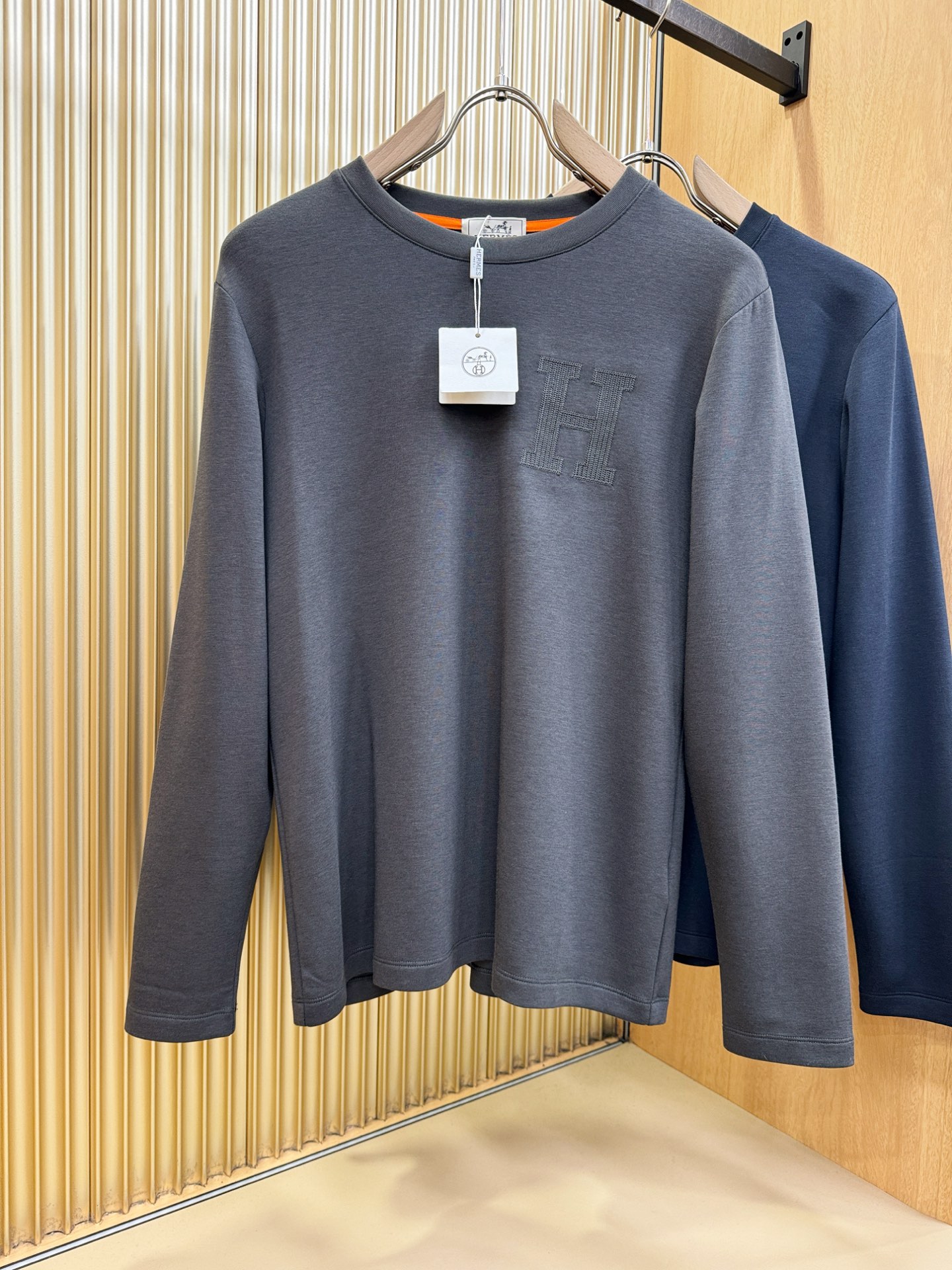 Hermès爱马仕 顶级品质 2025秋冬新品长袖，手感柔软。顶级进口私货，时尚设计潮流羊毛短袖，不失奢