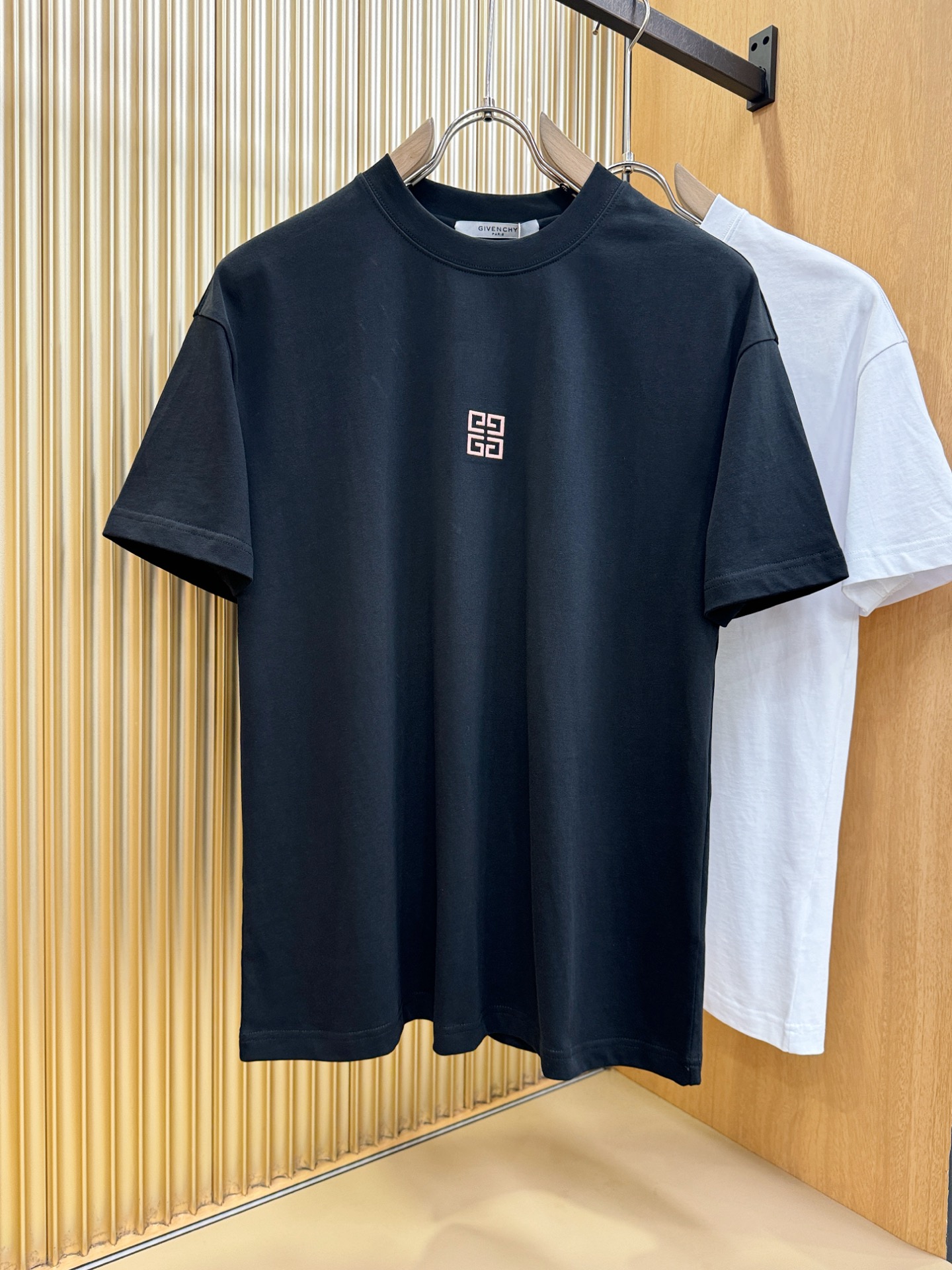 Givenchy 纪梵希2026新款短袖T恤！走秀图案时尚休闲短袖T恤衫！设计logo设计！极具设计精选