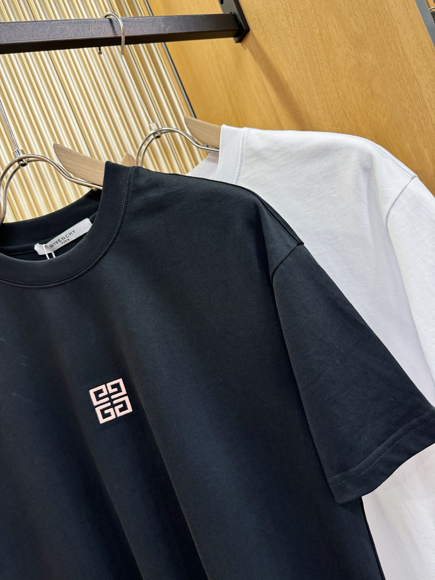 Givenchy 纪梵希2026新款短袖T恤！走秀图案时尚休闲短袖T恤衫！设计logo设计！极具设计精选