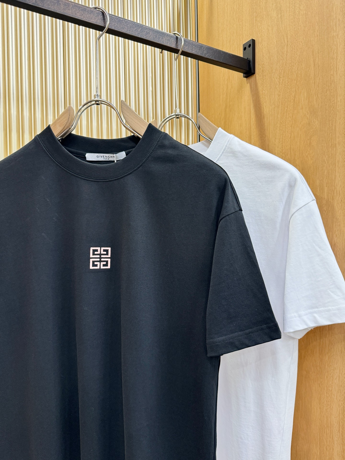 Givenchy 纪梵希2026新款短袖T恤！走秀图案时尚休闲短袖T恤衫！设计logo设计！极具设计精选