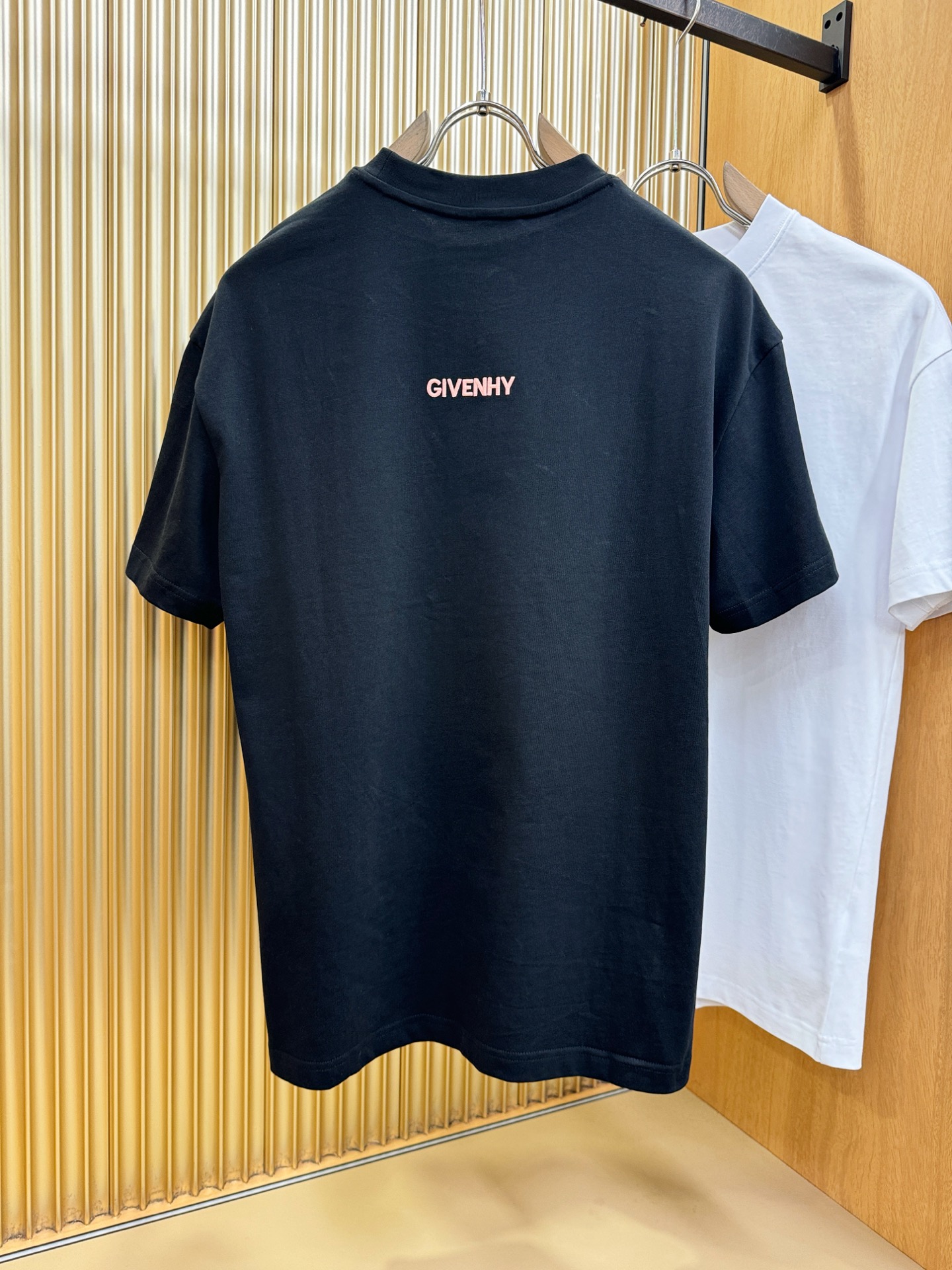 Givenchy 纪梵希2026新款短袖T恤！走秀图案时尚休闲短袖T恤衫！设计logo设计！极具设计精选