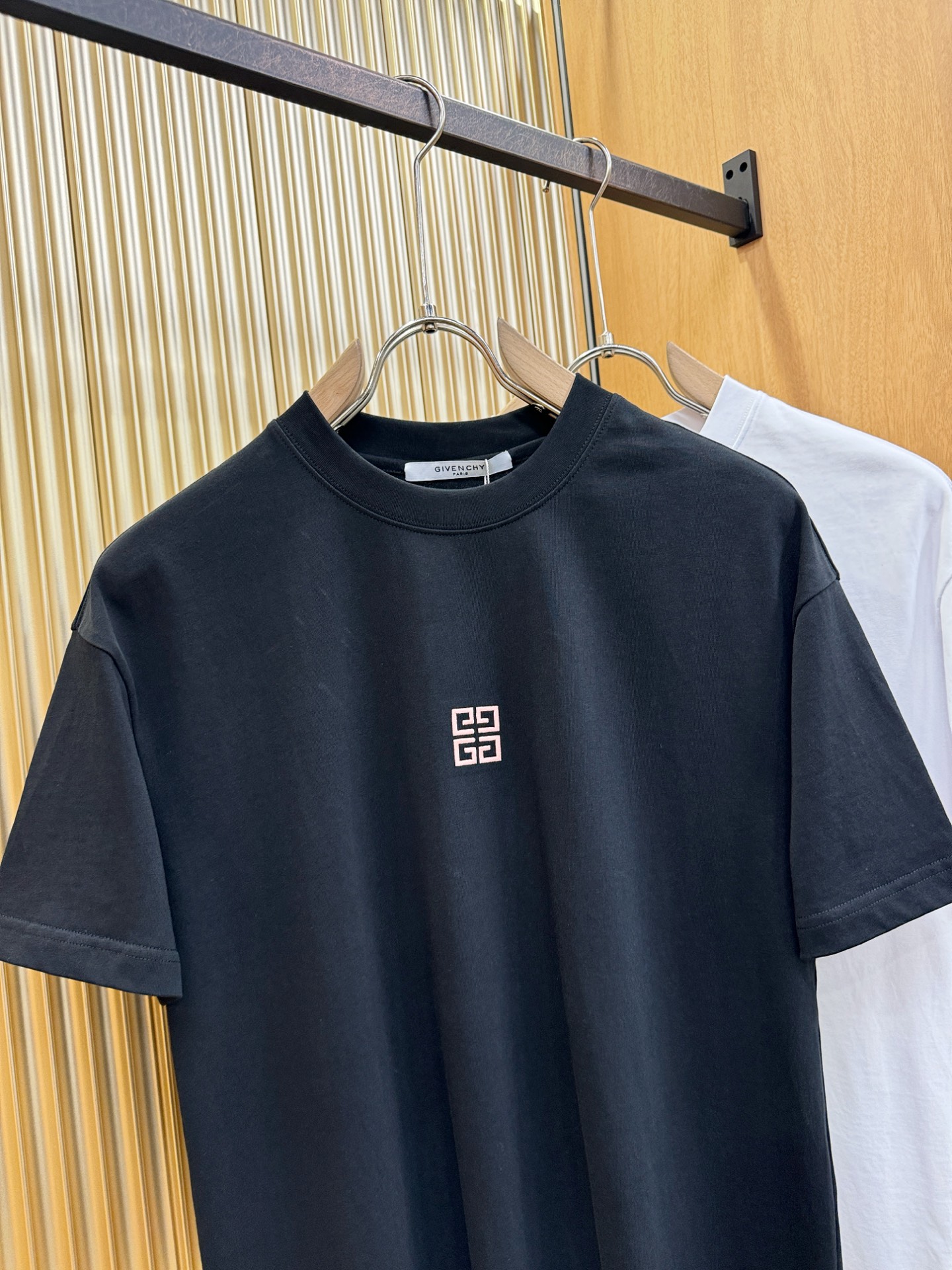 Givenchy 纪梵希2026新款短袖T恤！走秀图案时尚休闲短袖T恤衫！设计logo设计！极具设计精选