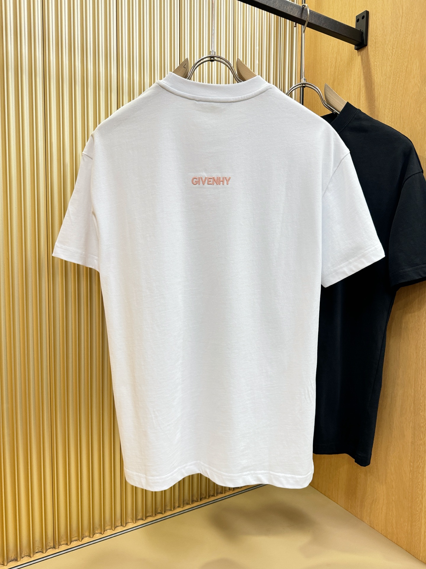 Givenchy 纪梵希2026新款短袖T恤！走秀图案时尚休闲短袖T恤衫！设计logo设计！极具设计精选