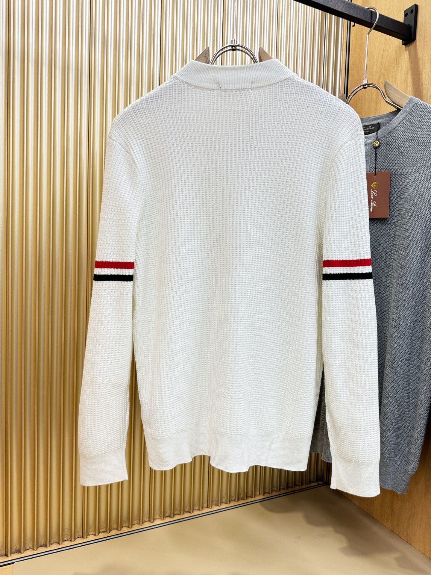 THOM BROWNE 2025秋冬新款毛衣开衫，手感柔软。 logo图案设计，贸易公司渠道稀出，同步官